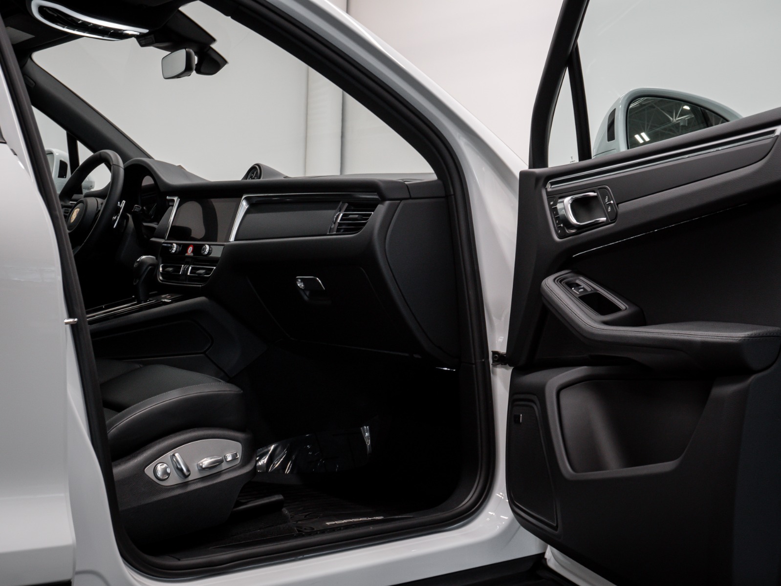 2025 Porsche Macan AWD — photo 21