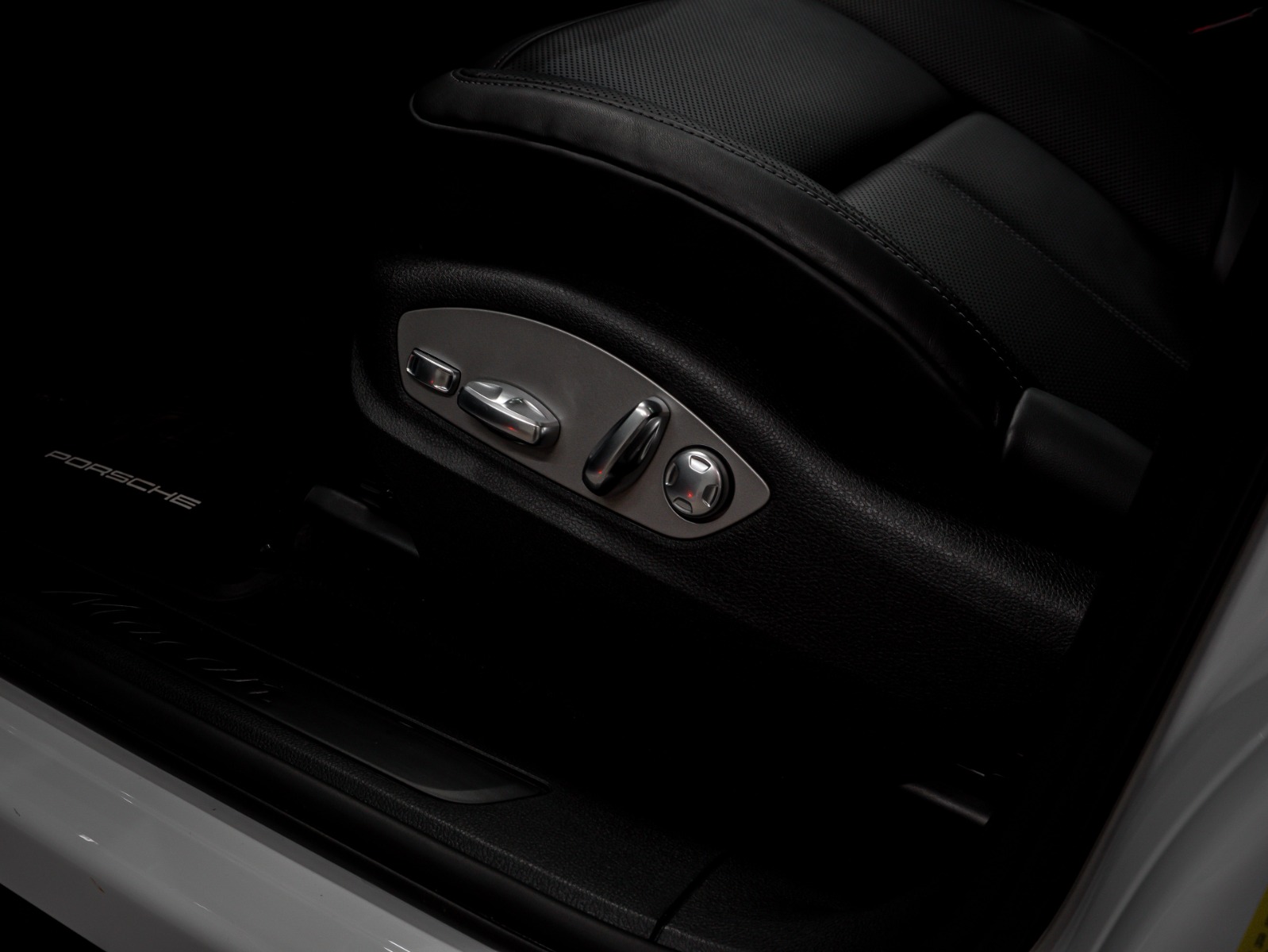 2025 Porsche Macan AWD — photo 25