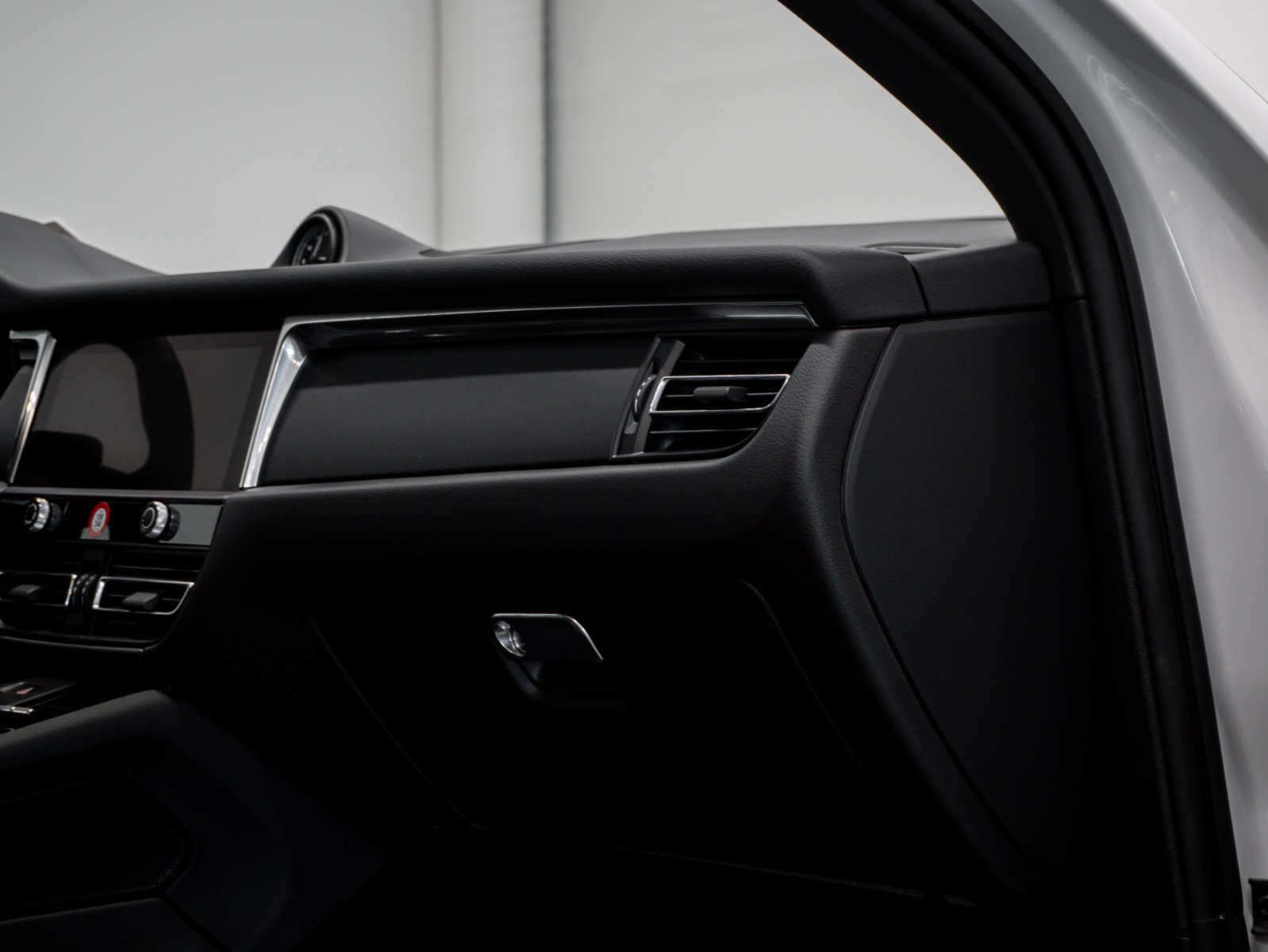 2025 Porsche Macan AWD — photo 27