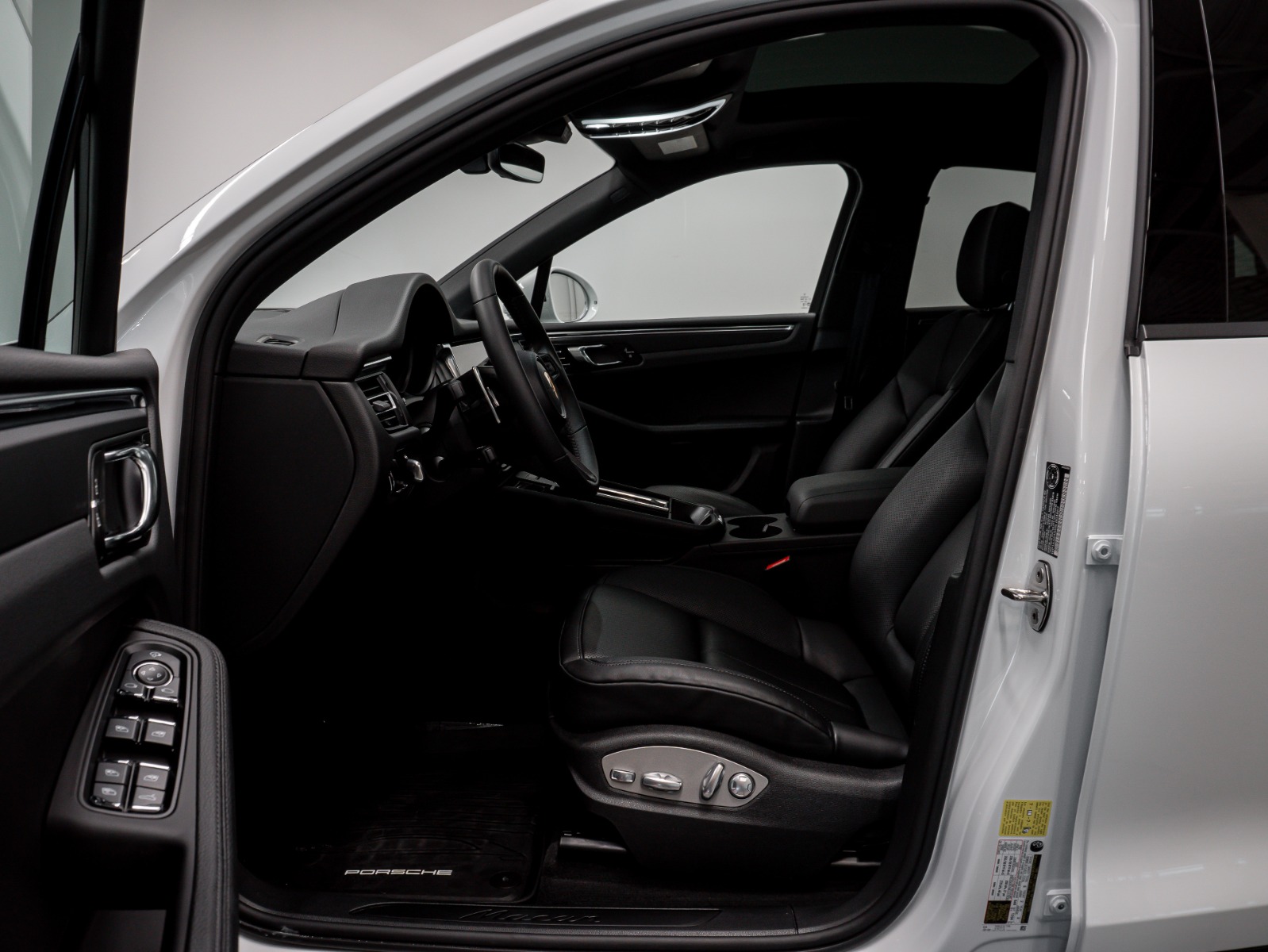 2025 Porsche Macan AWD — photo 28