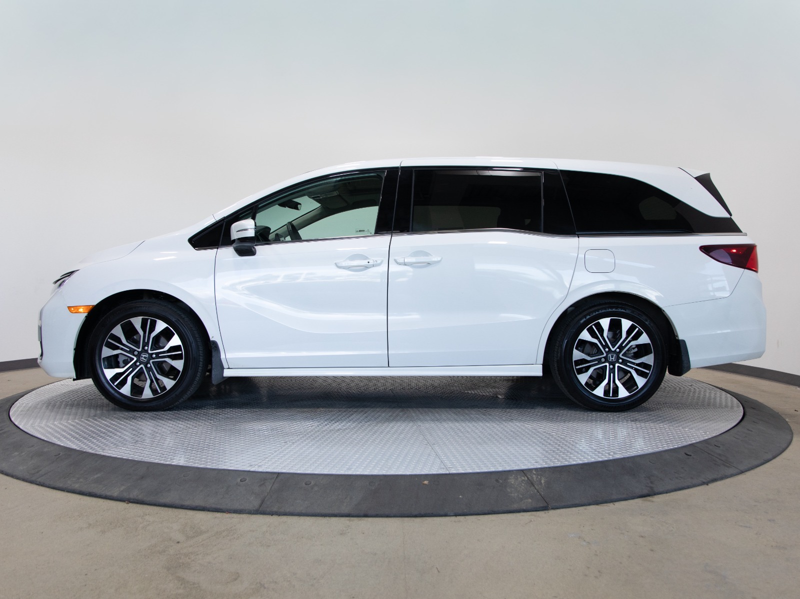 2025 Honda Odyssey Touring Auto — photo 2
