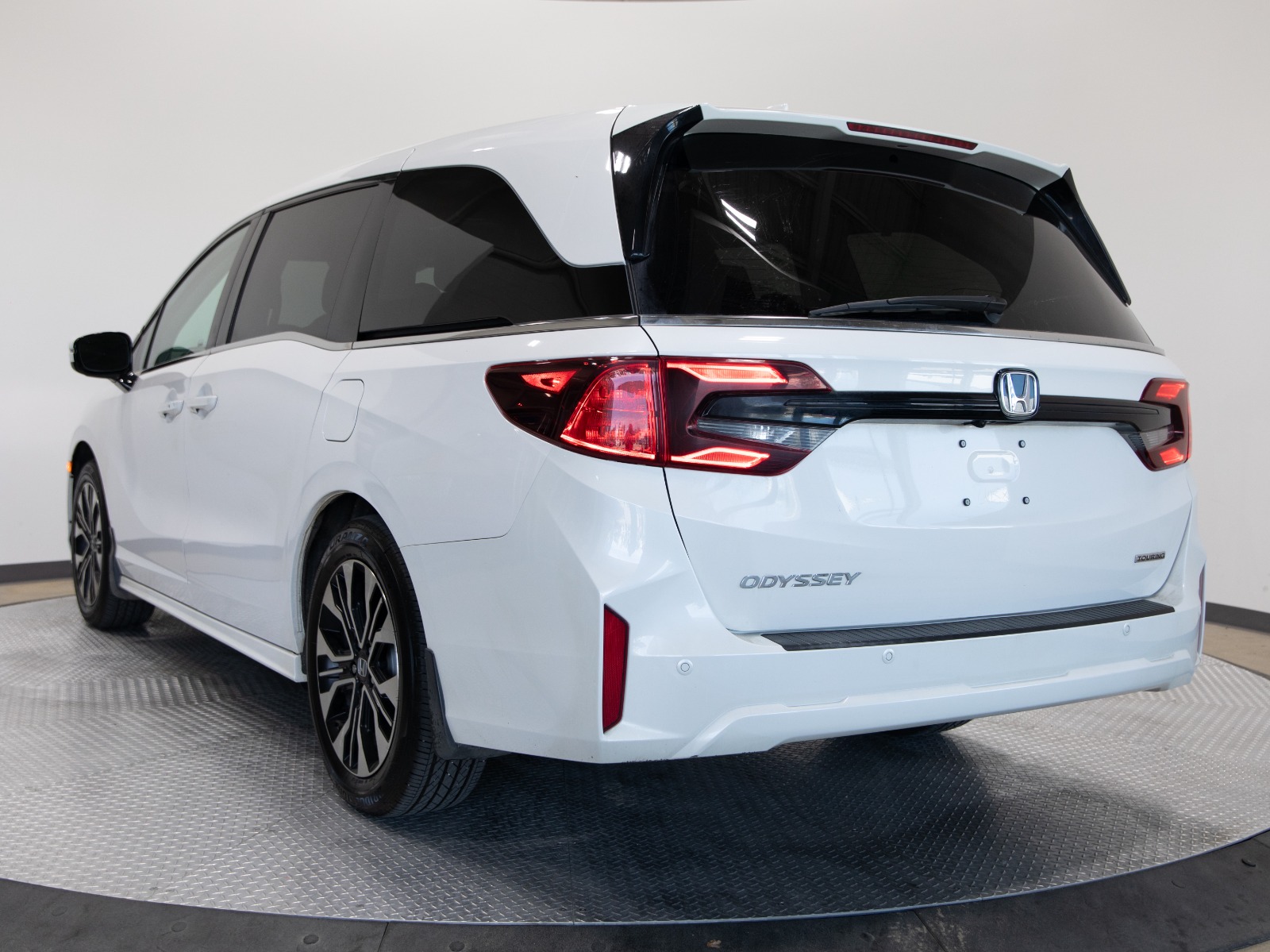 2025 Honda Odyssey Touring Auto — photo 3
