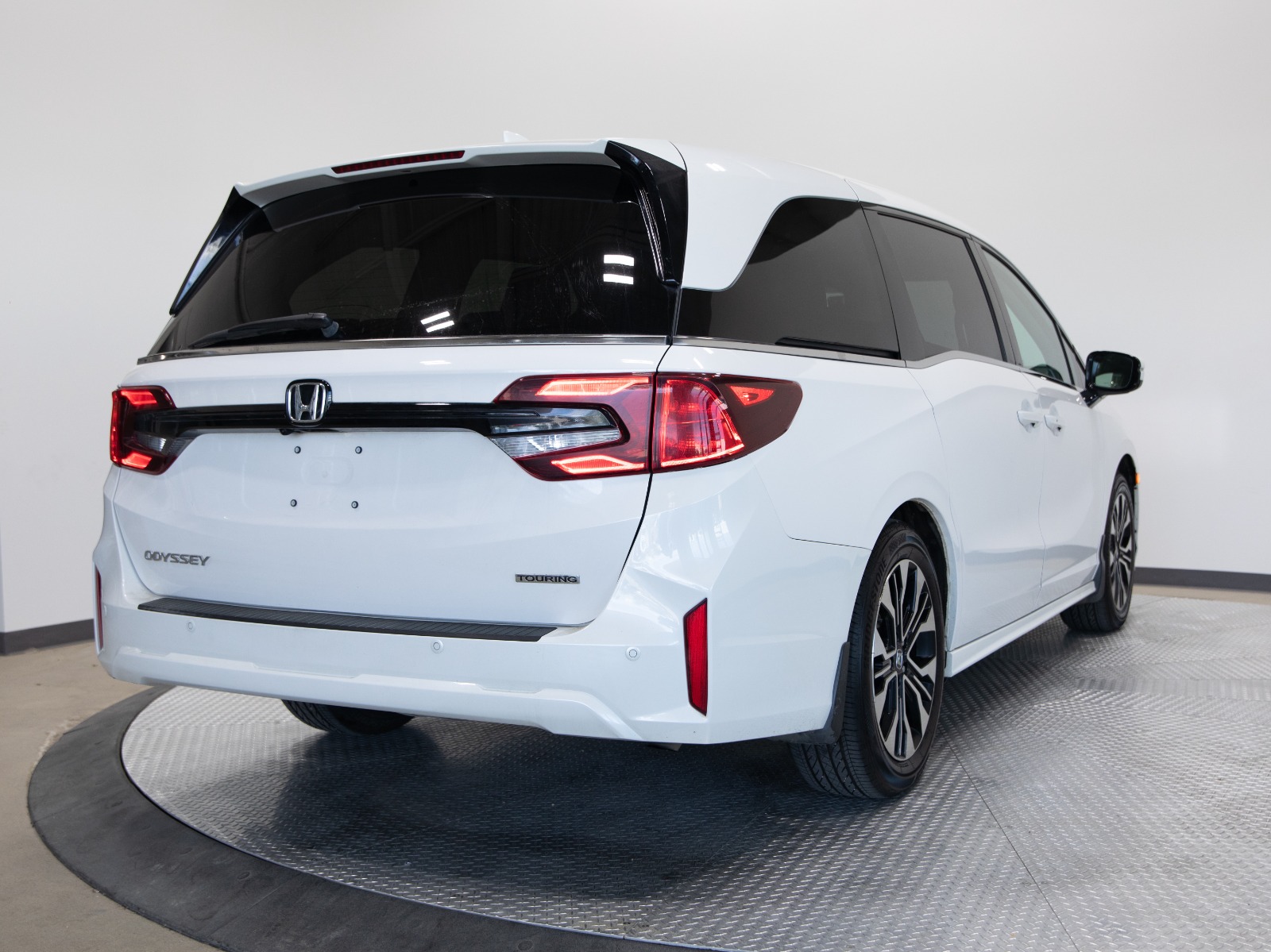 2025 Honda Odyssey Touring Auto — photo 5