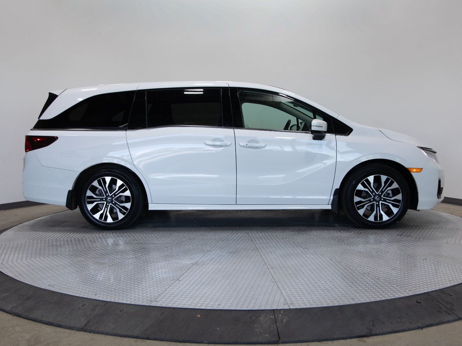 2025 Honda Odyssey Touring Auto — photo 6