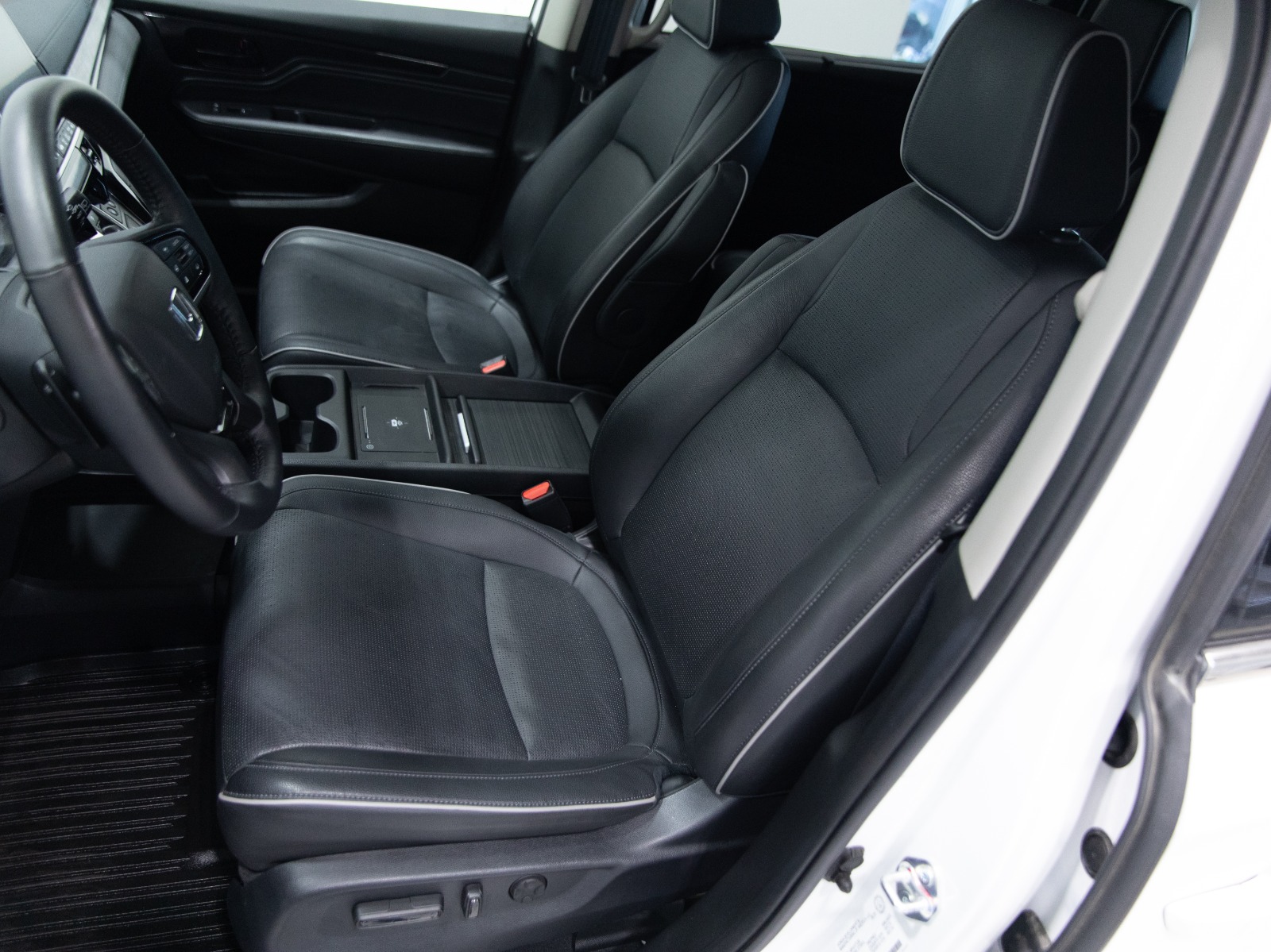 2025 Honda Odyssey Touring Auto — photo 17