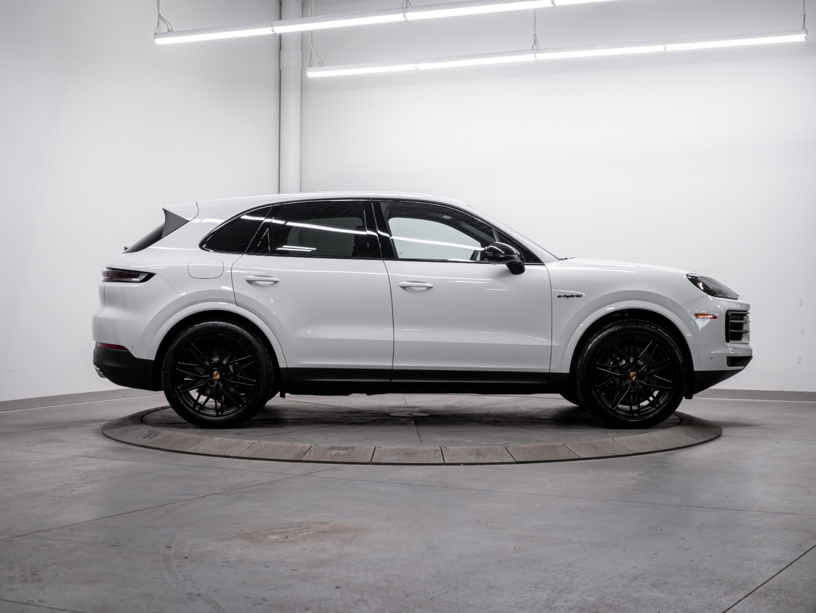 2025 Porsche Cayenne E-Hybrid AWD — photo 2