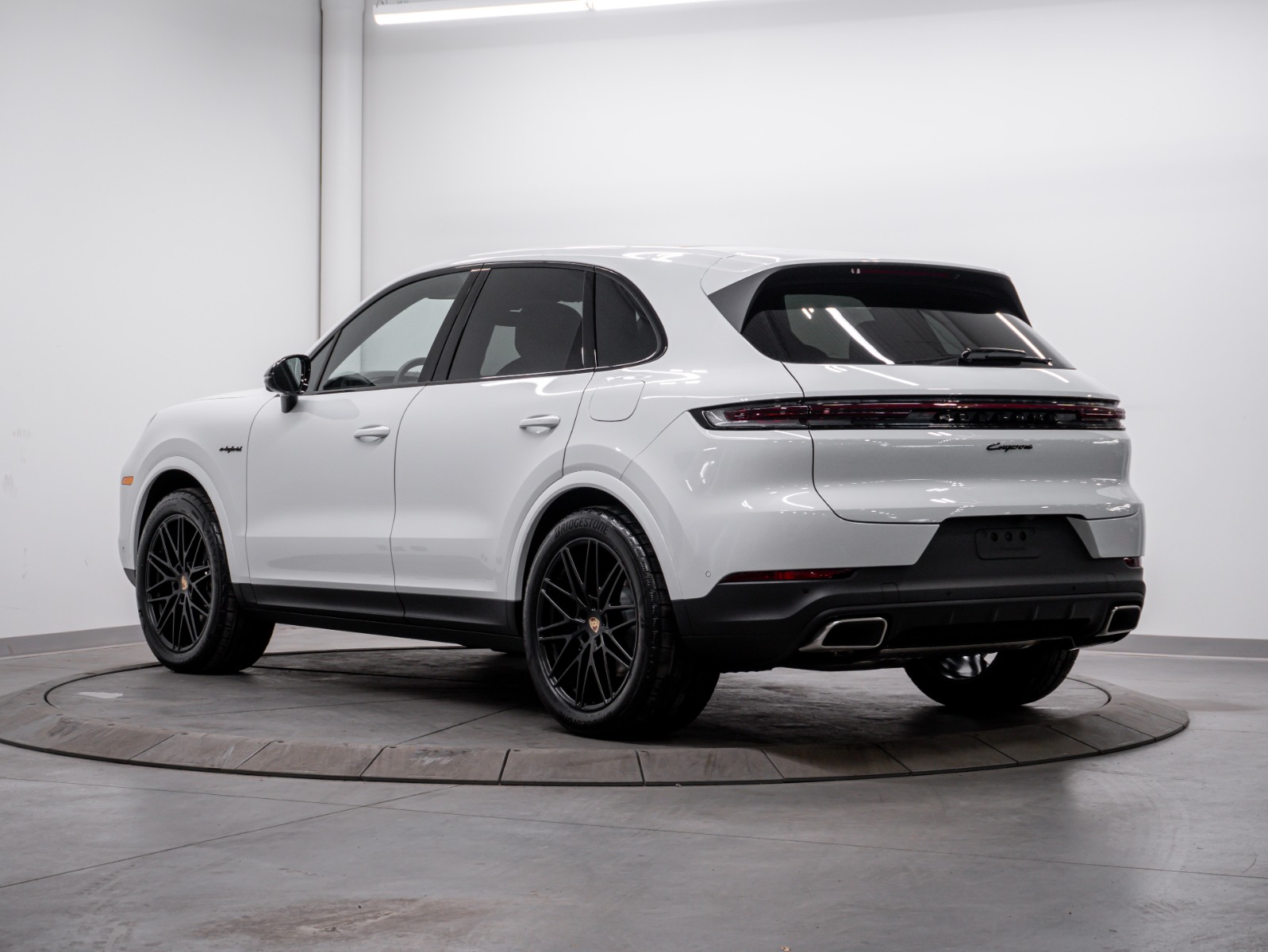 2025 Porsche Cayenne E-Hybrid AWD — photo 4