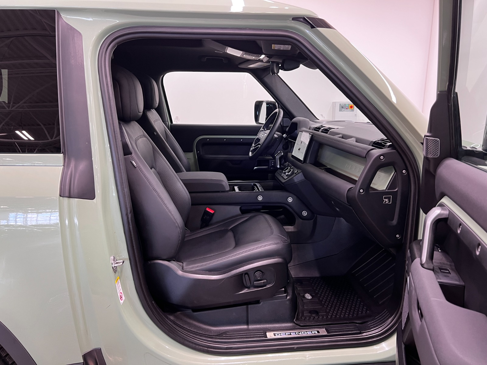 2023 Land Rover Defender 90 75th Edition AWD — photo 6