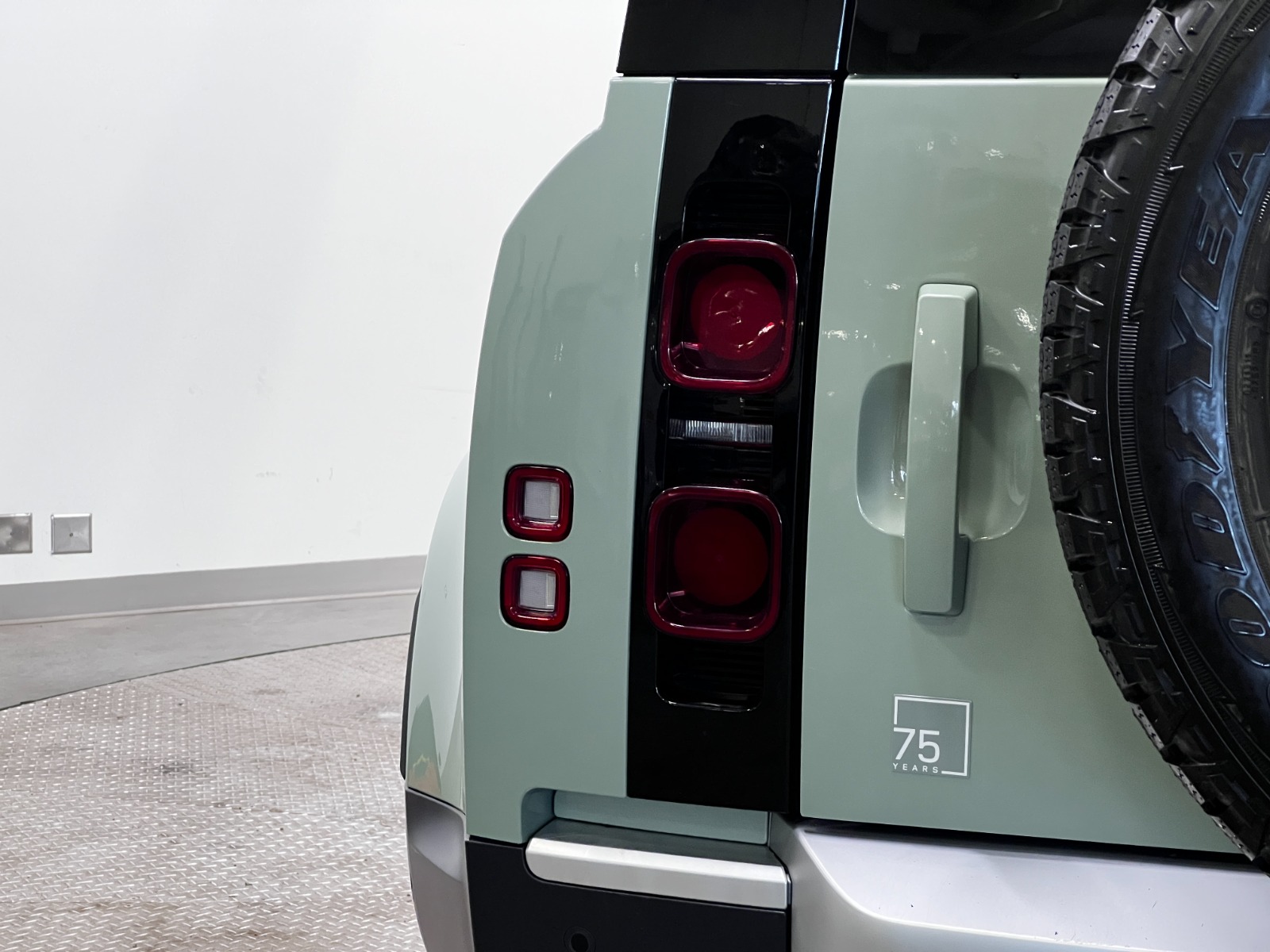 2023 Land Rover Defender 90 75th Edition AWD — photo 14