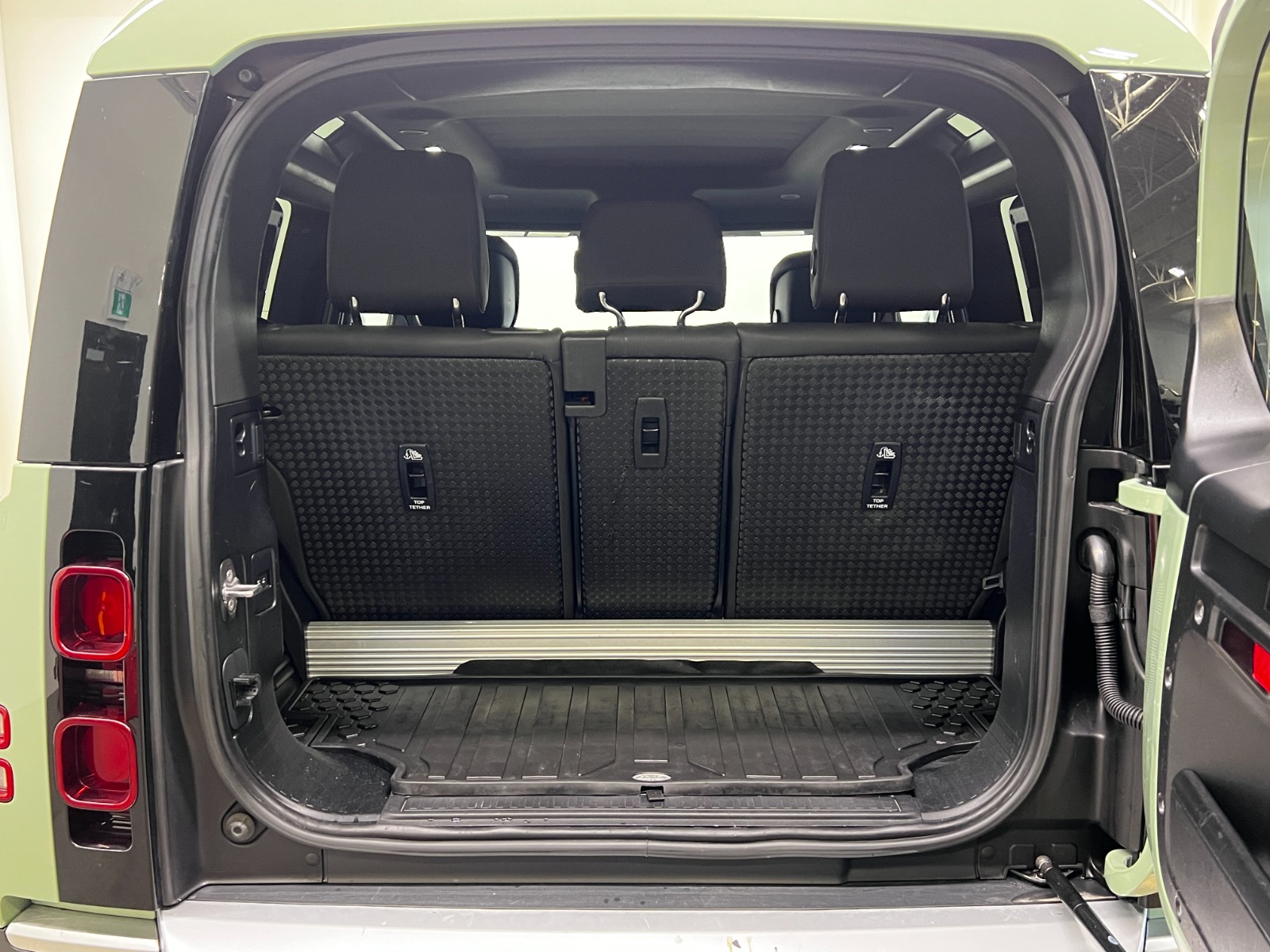 2023 Land Rover Defender 90 75th Edition AWD — photo 15