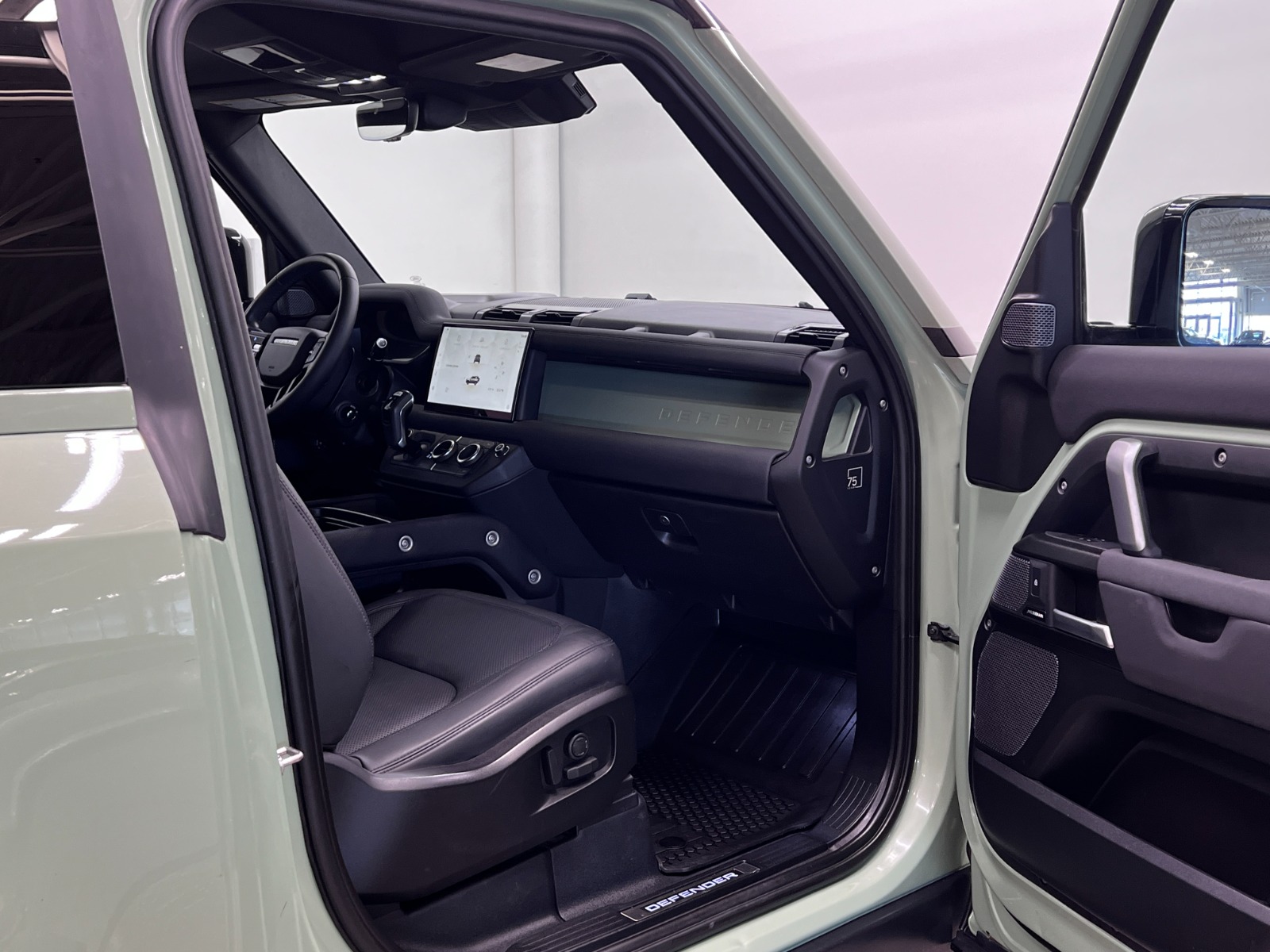 2023 Land Rover Defender 90 75th Edition AWD — photo 25