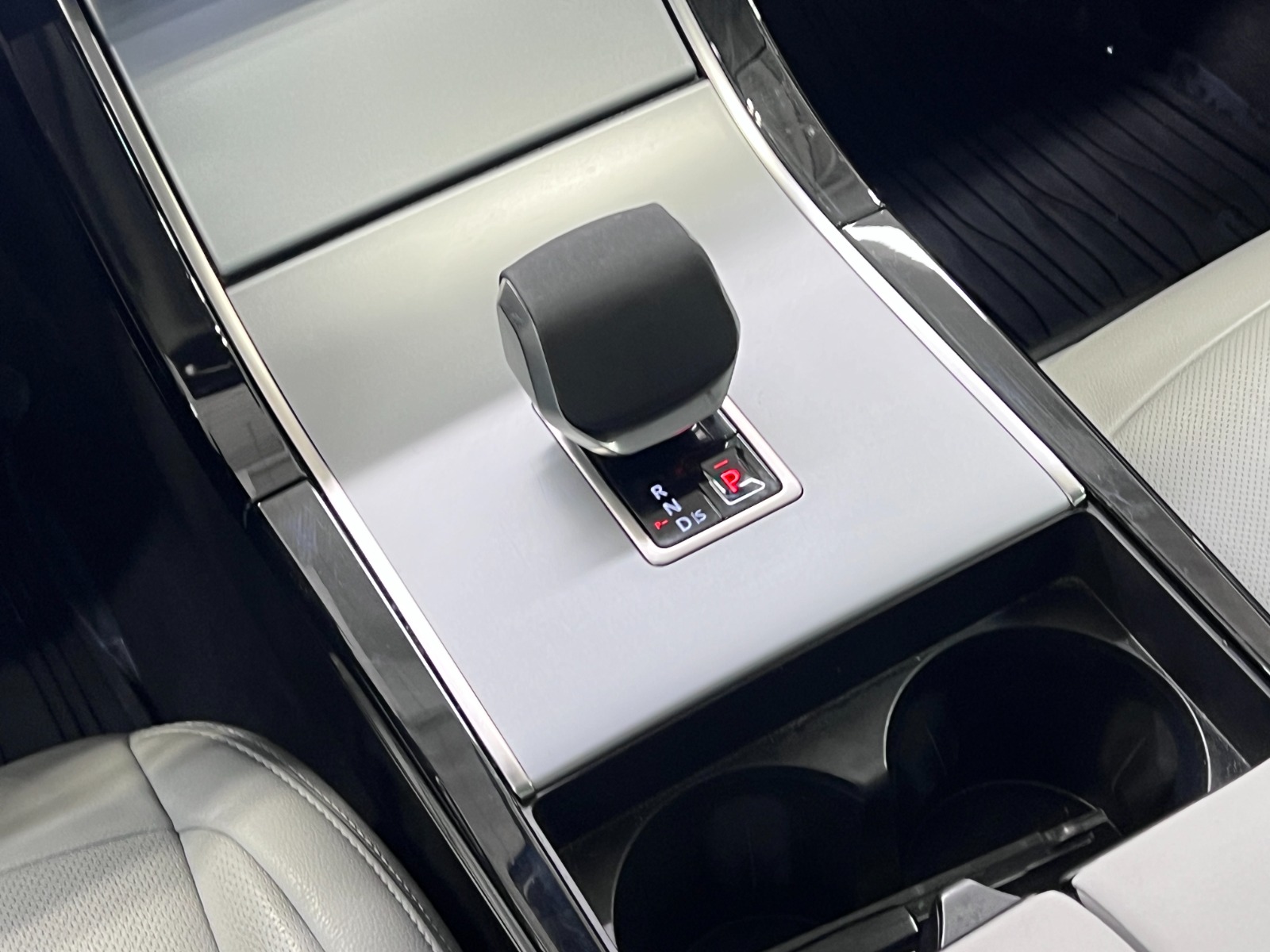 2025 Land Rover Range Rover Evoque P250 S — photo 18