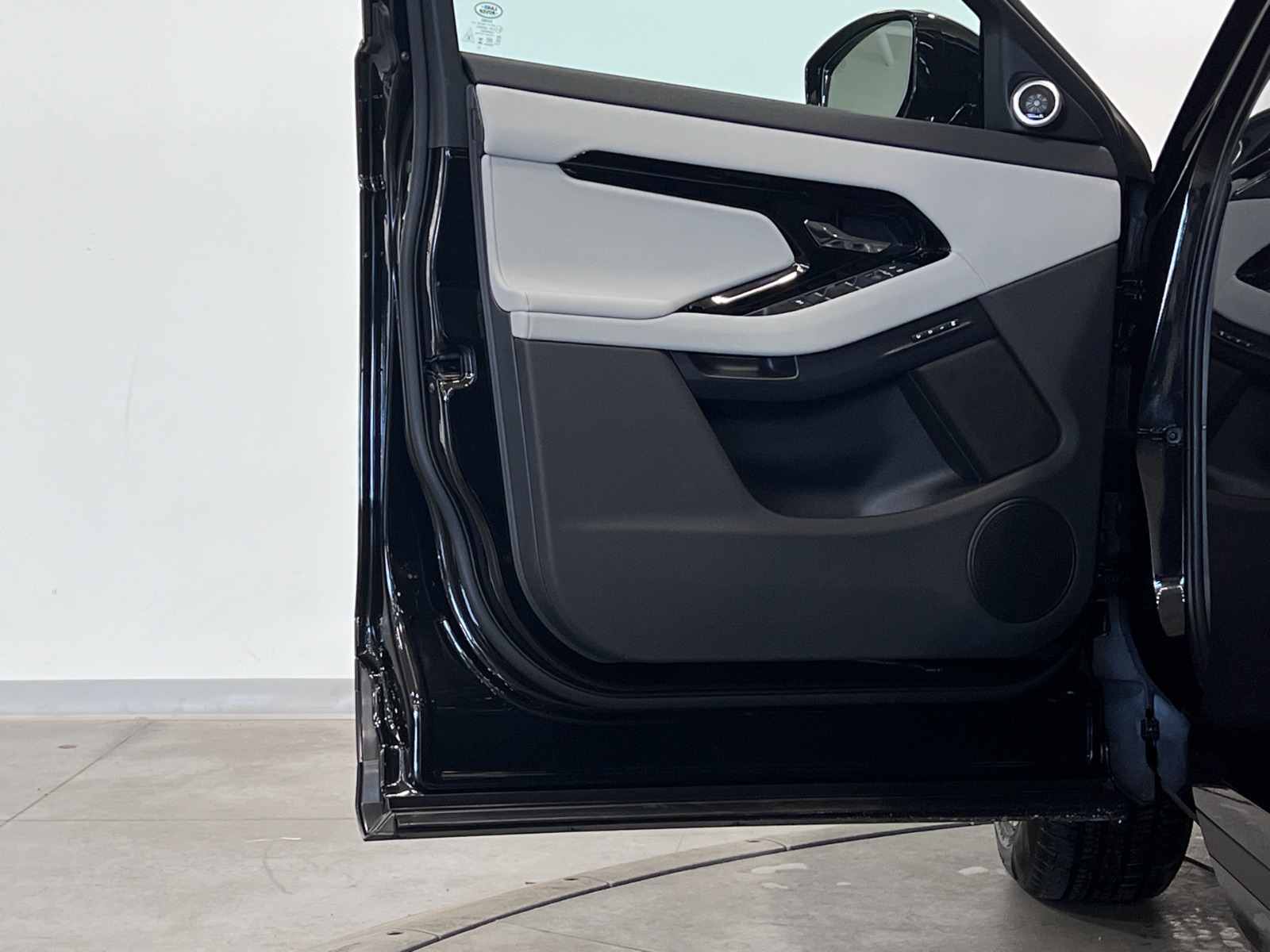 2025 Land Rover Range Rover Evoque P250 S — photo 23