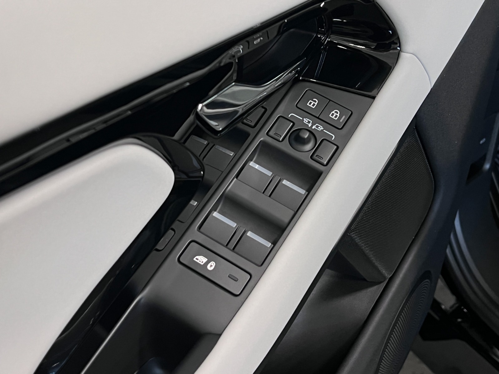 2025 Land Rover Range Rover Evoque P250 S — photo 24