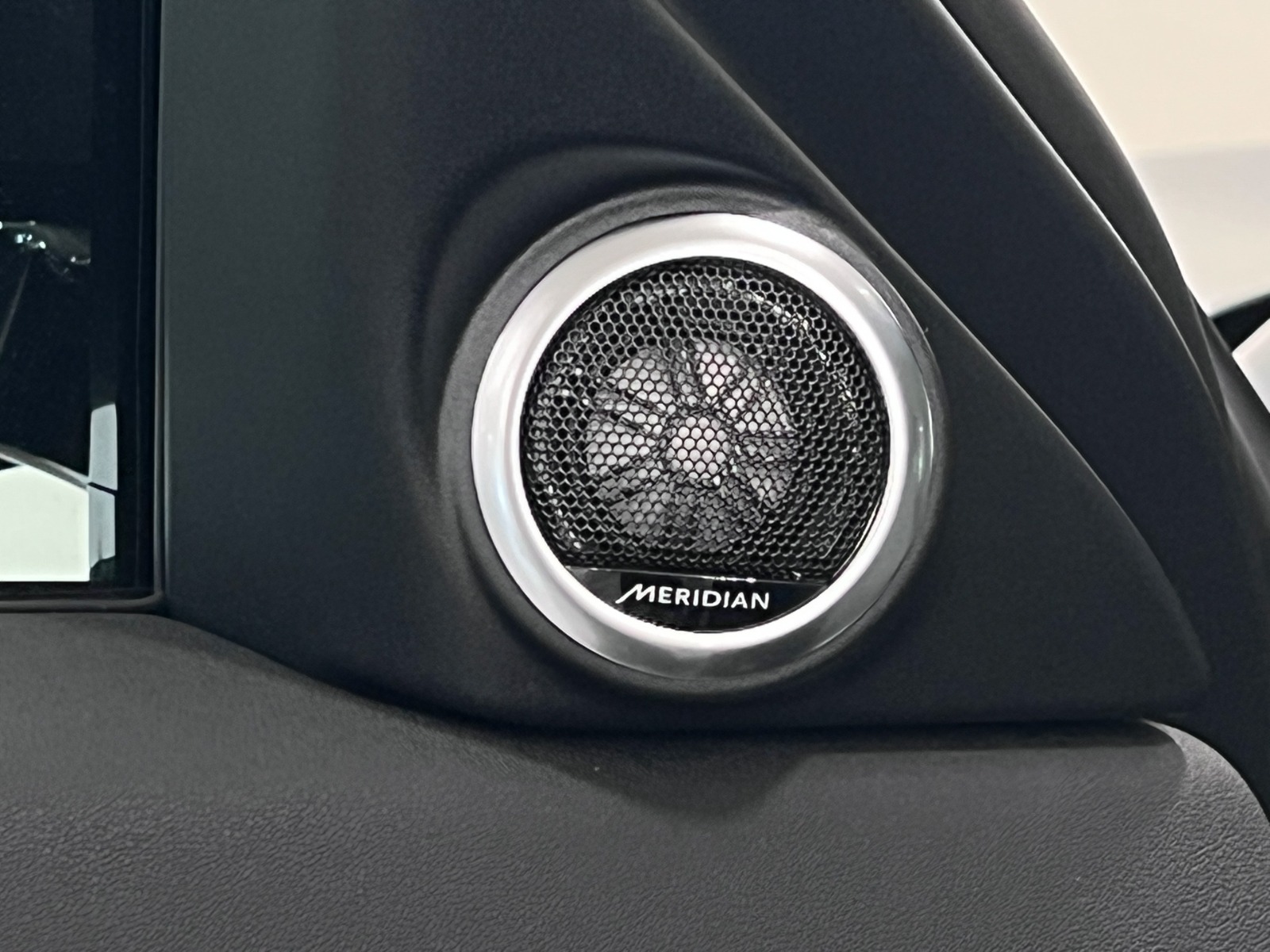 2025 Land Rover Range Rover Evoque P250 S — photo 25