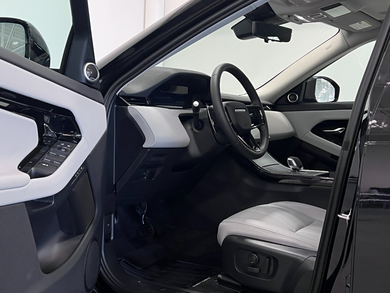 2025 Land Rover Range Rover Evoque P250 S — photo 26