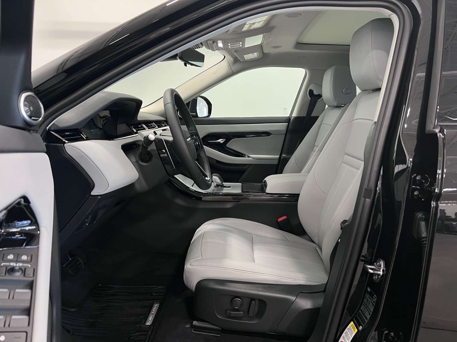 2025 Land Rover Range Rover Evoque P250 S — photo 27
