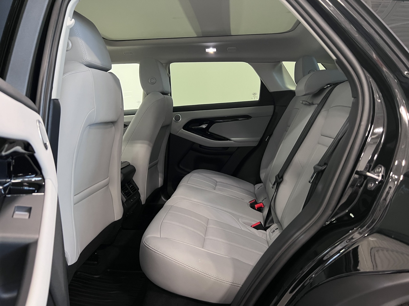 2025 Land Rover Range Rover Evoque P250 S — photo 29