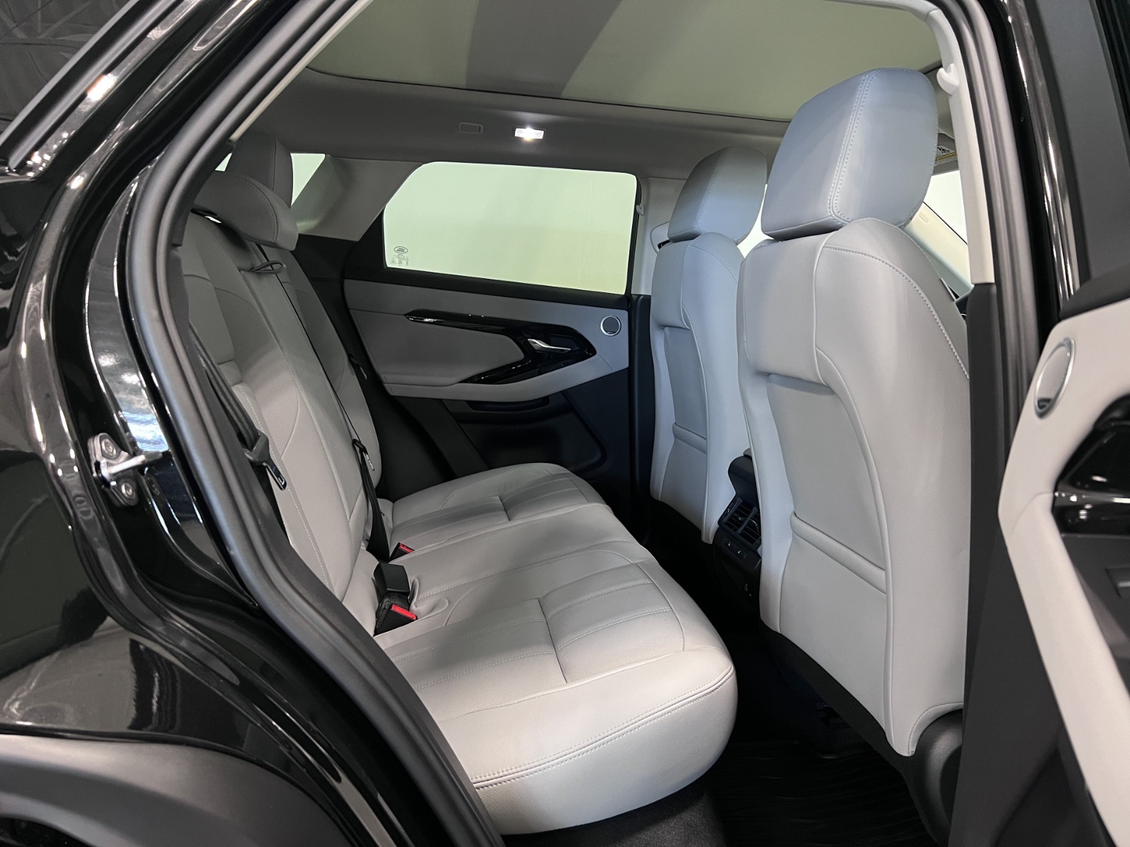 2025 Land Rover Range Rover Evoque P250 S — photo 31