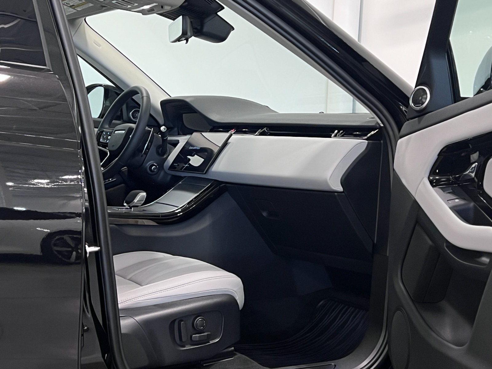 2025 Land Rover Range Rover Evoque P250 S — photo 32
