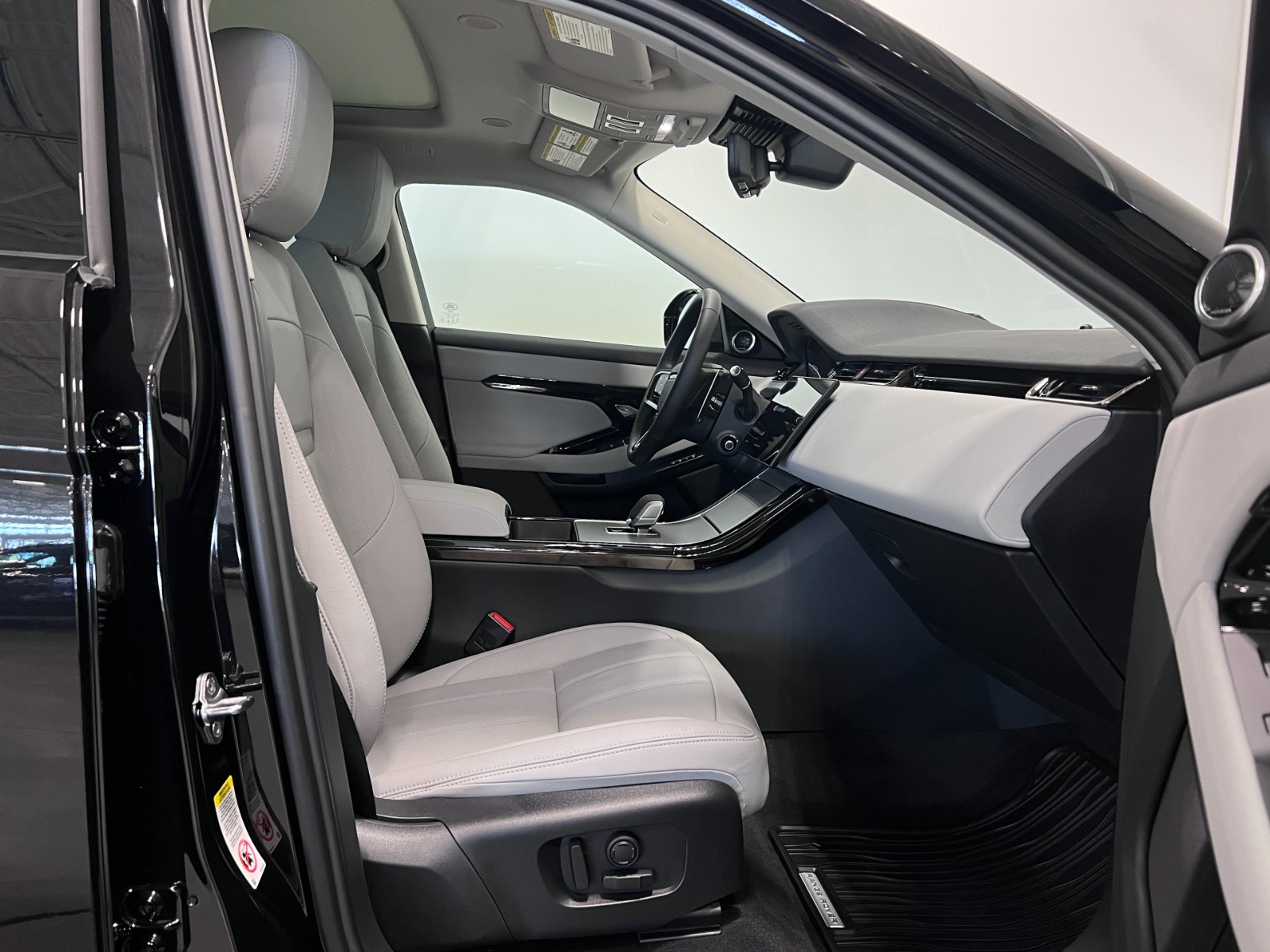 2025 Land Rover Range Rover Evoque P250 S — photo 33
