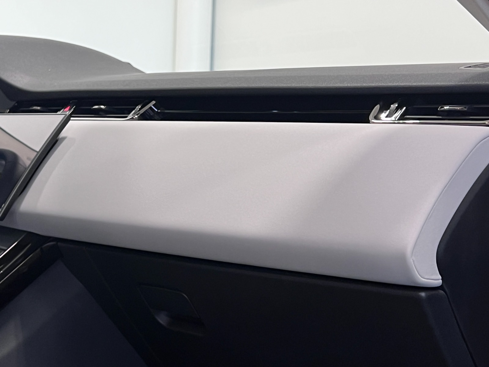 2025 Land Rover Range Rover Evoque P250 S — photo 34