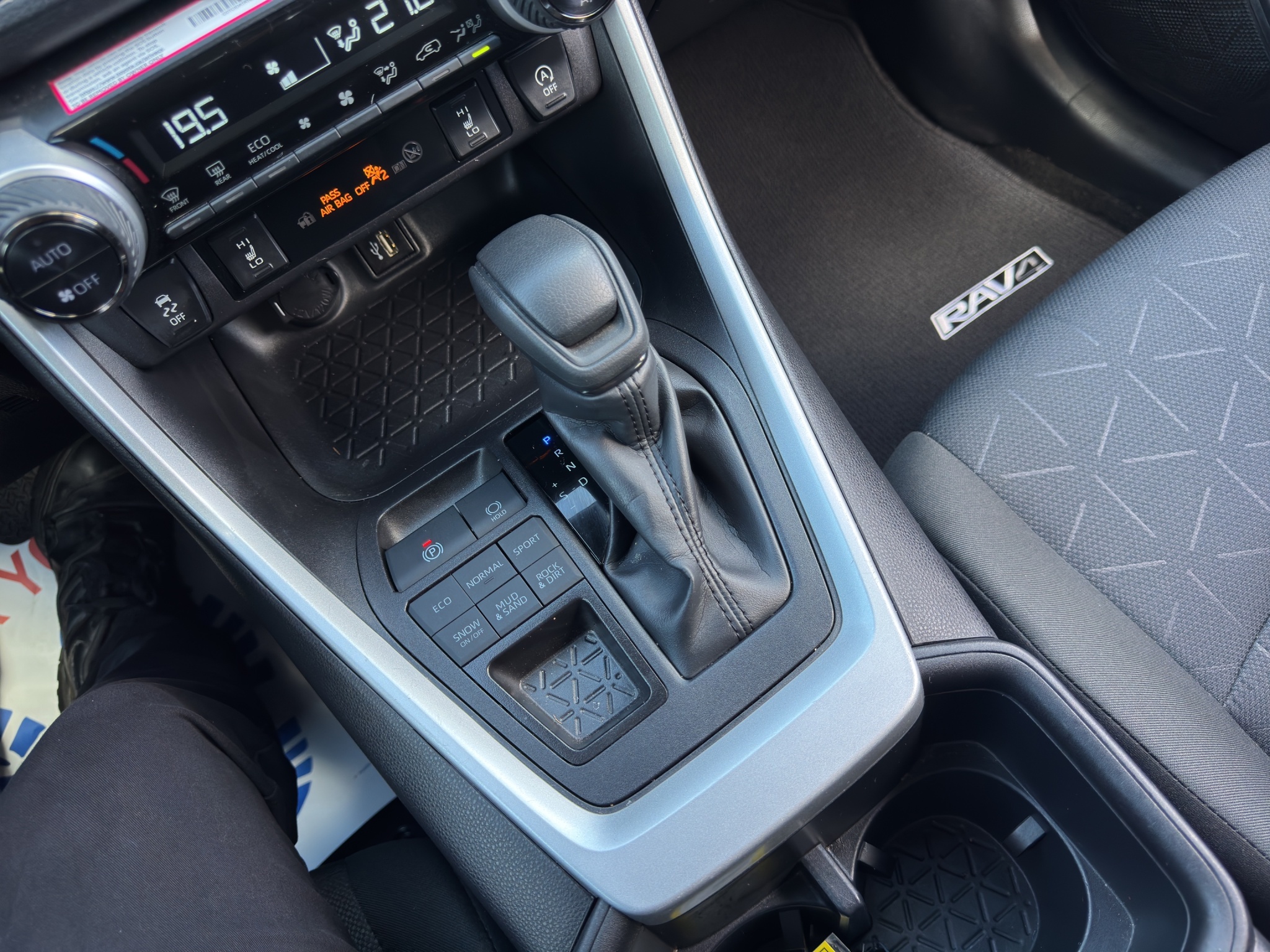 2025 Toyota RAV4 XLE AWD — photo 15