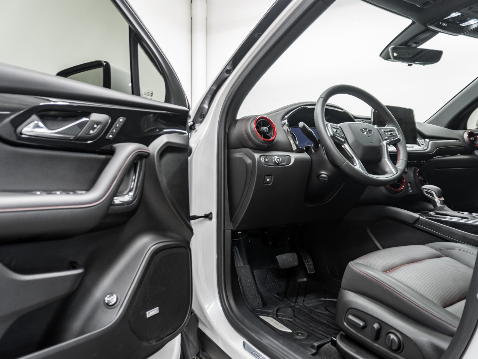 2025 Chevrolet Blazer AWD 4dr RS — photo 4