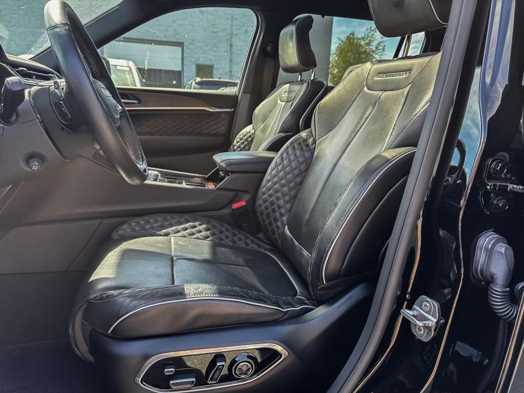 2023 Jeep Grand Cherokee L Summit 4x4 — photo 19