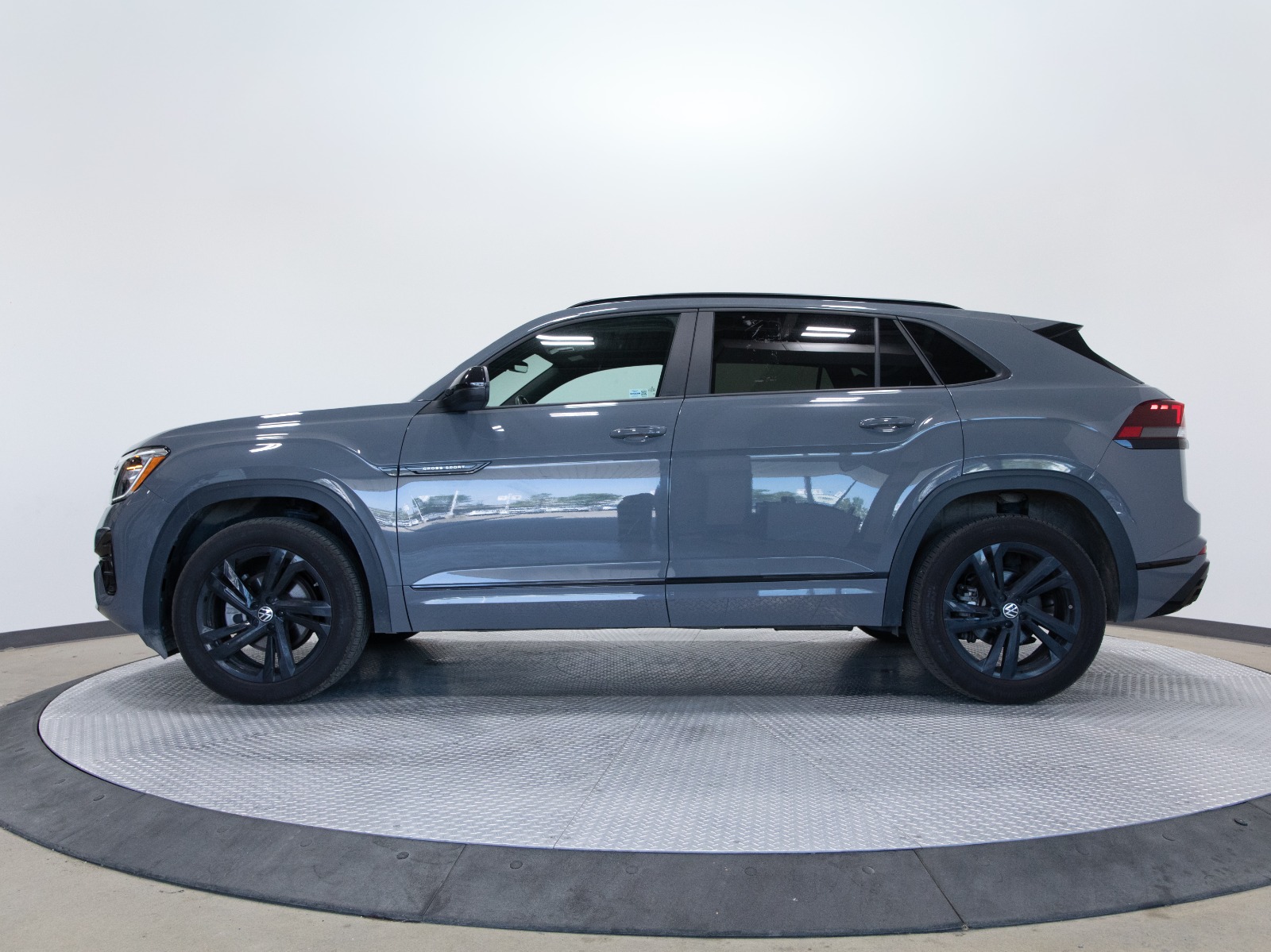 2025 Volkswagen Atlas Cross Sport Comfortline R-Line Black Edition 2.0 TSI 4MOTION — photo 2