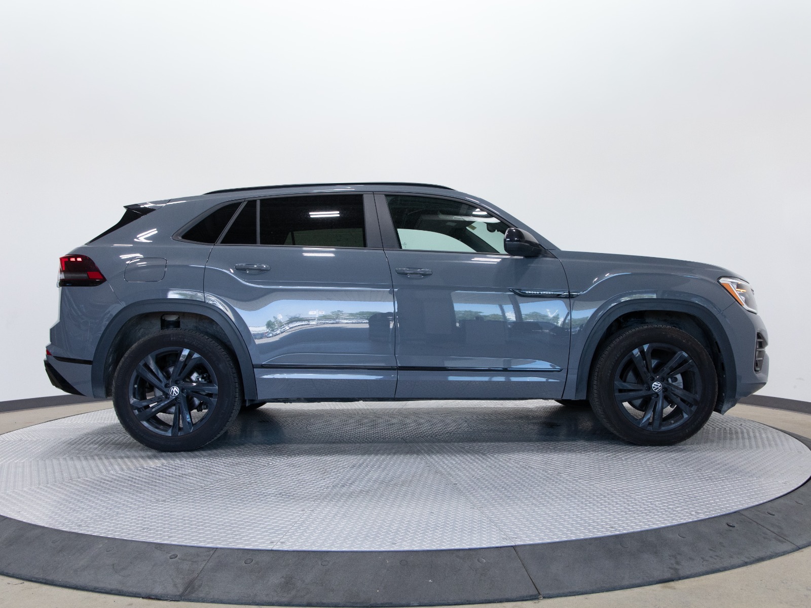 2025 Volkswagen Atlas Cross Sport Comfortline R-Line Black Edition 2.0 TSI 4MOTION — photo 6
