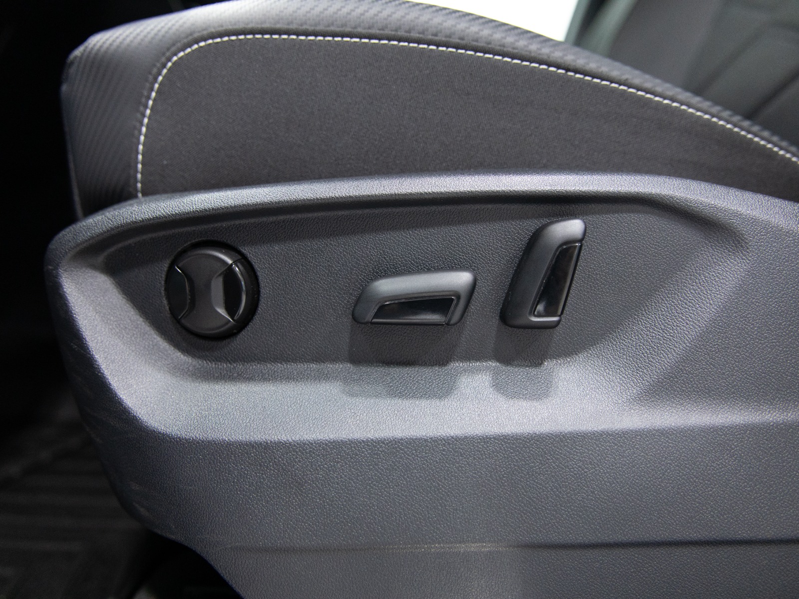2025 Volkswagen Atlas Cross Sport Comfortline R-Line Black Edition 2.0 TSI 4MOTION — photo 17