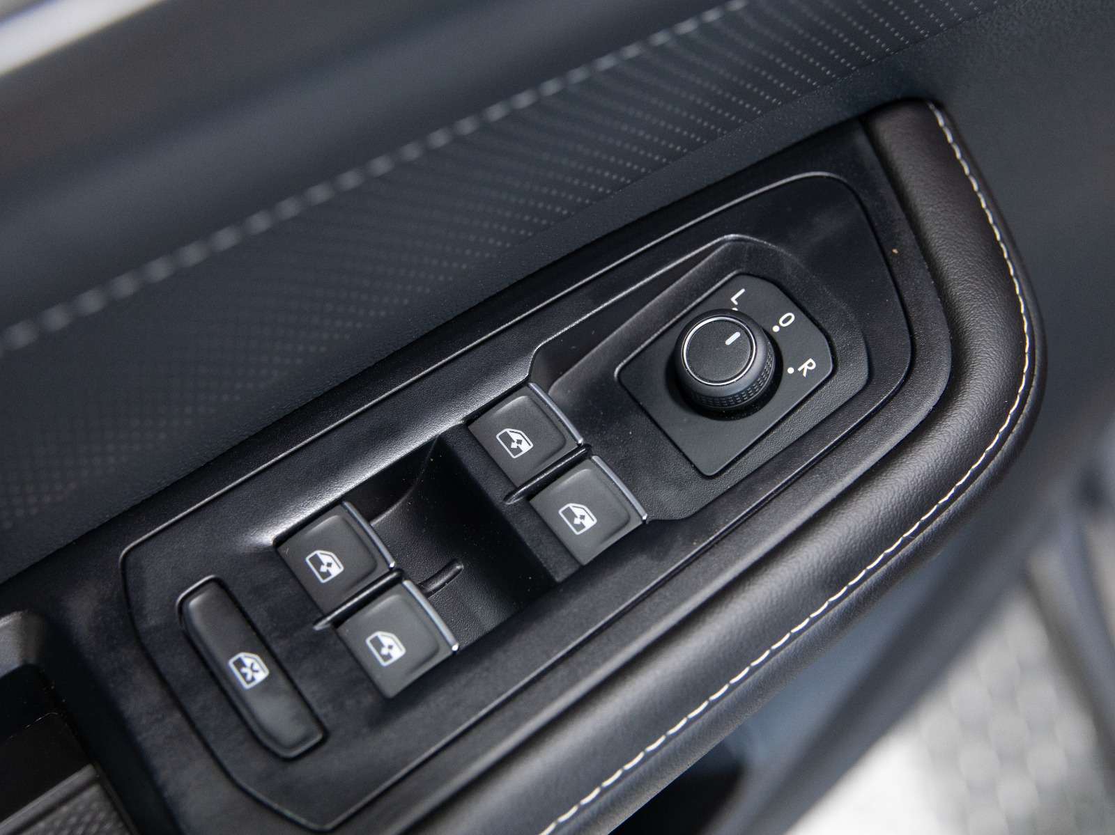 2025 Volkswagen Atlas Cross Sport Comfortline R-Line Black Edition 2.0 TSI 4MOTION — photo 18
