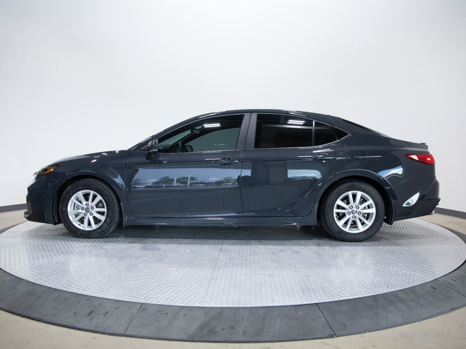 2025 Toyota Camry SE CVT — photo 2