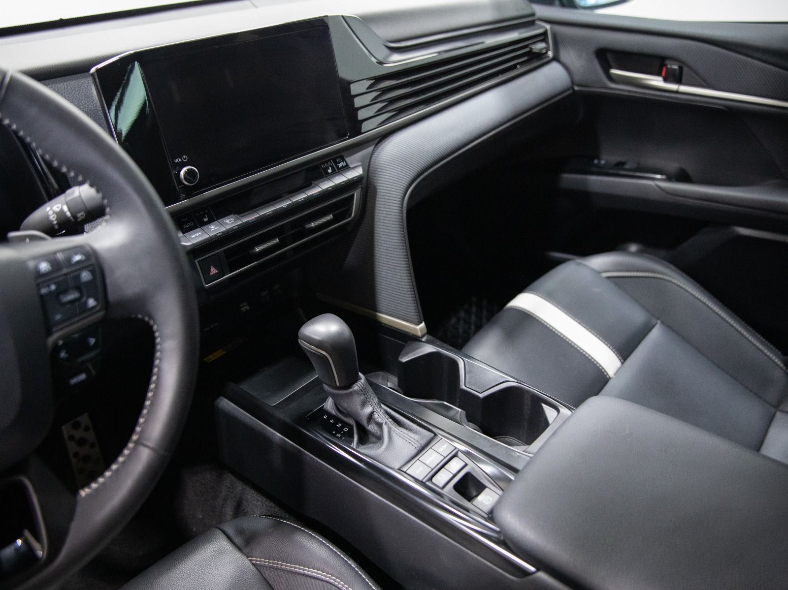 2025 Toyota Camry SE CVT — photo 25