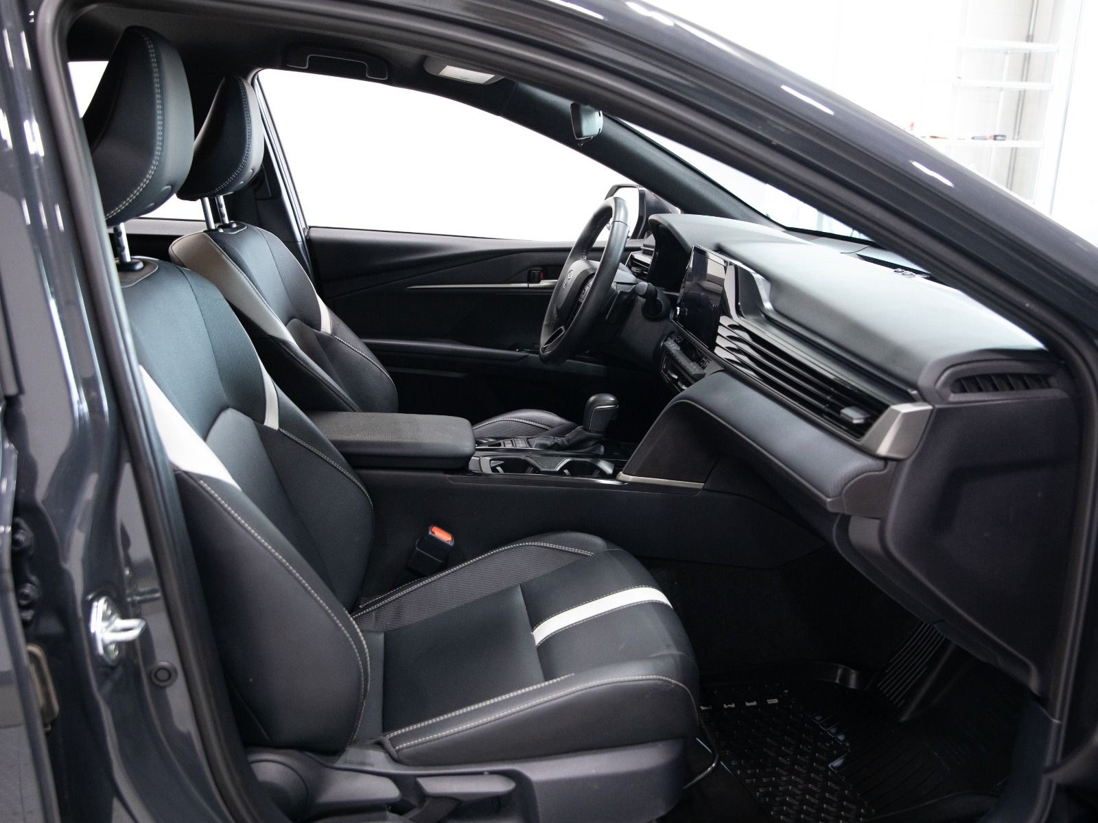 2025 Toyota Camry SE CVT — photo 34