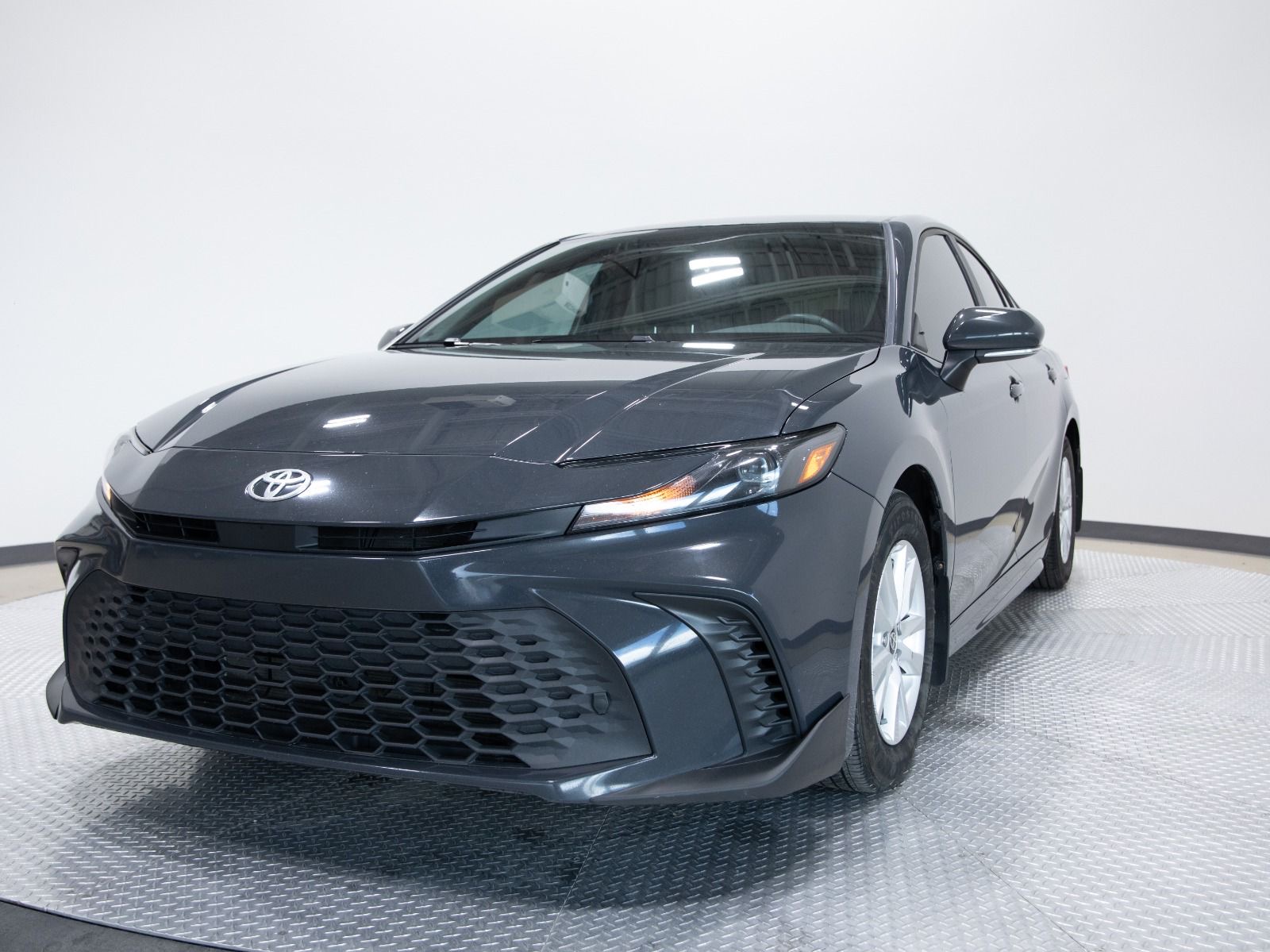 2025 Toyota Camry SE CVT — photo 1