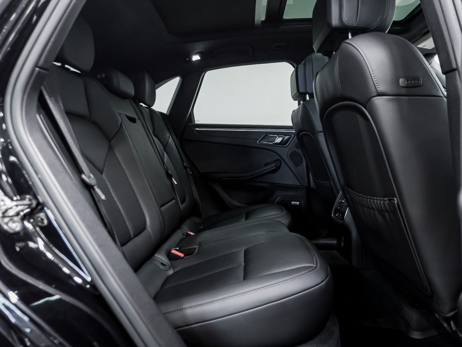 2020 Porsche Macan AWD — photo 21