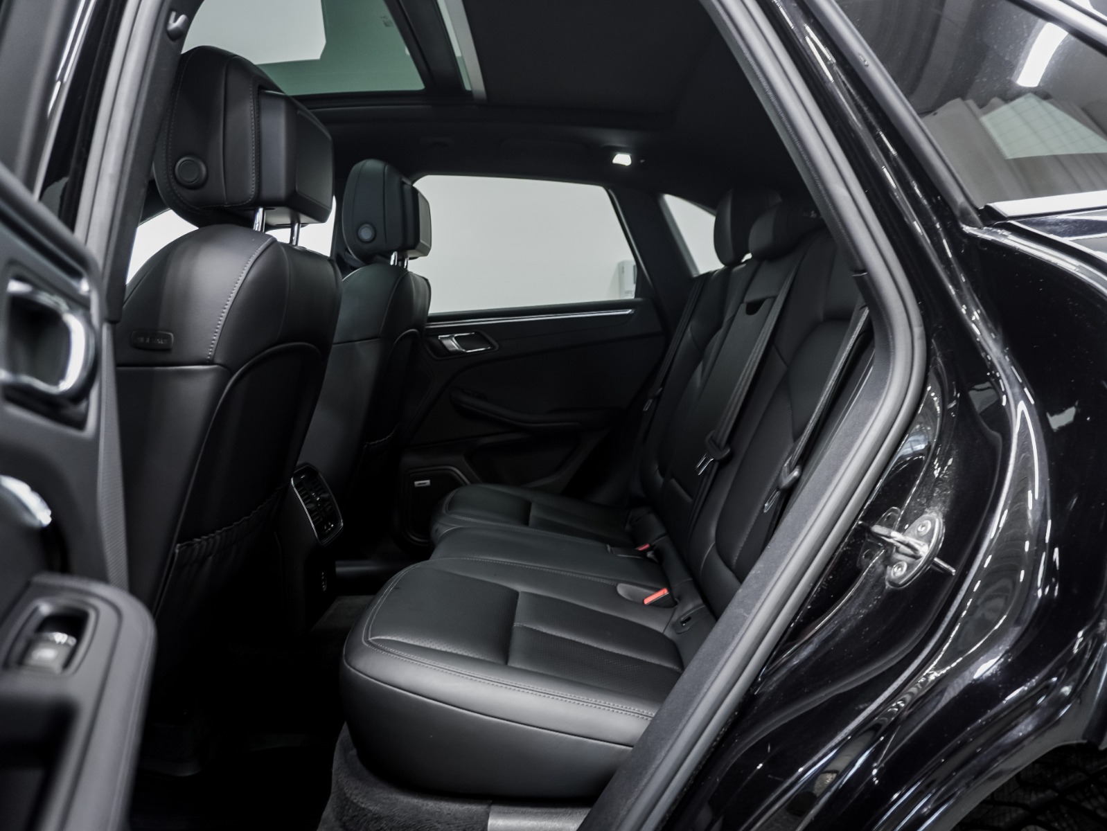 2020 Porsche Macan AWD — photo 22