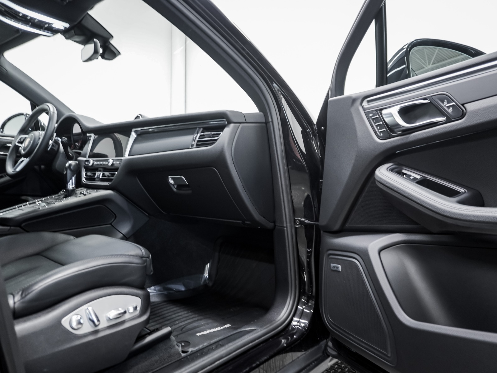 2020 Porsche Macan AWD — photo 23