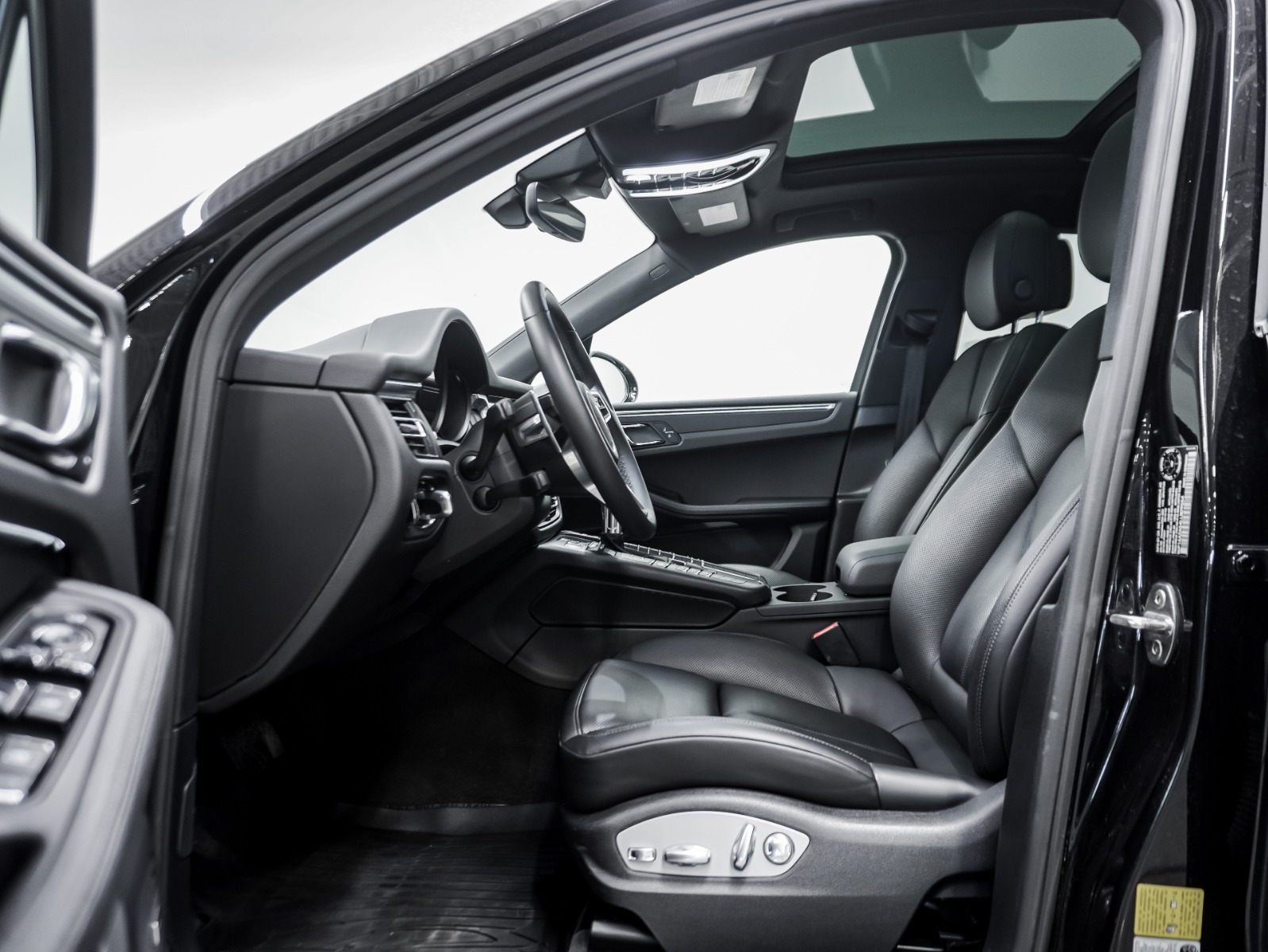 2020 Porsche Macan AWD — photo 28