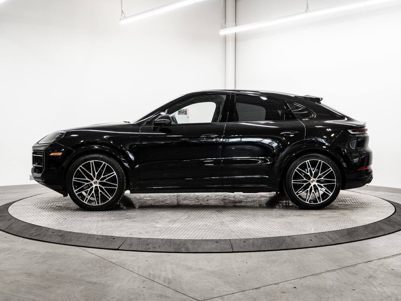 2024 Porsche Cayenne Coupe AWD — photo 2