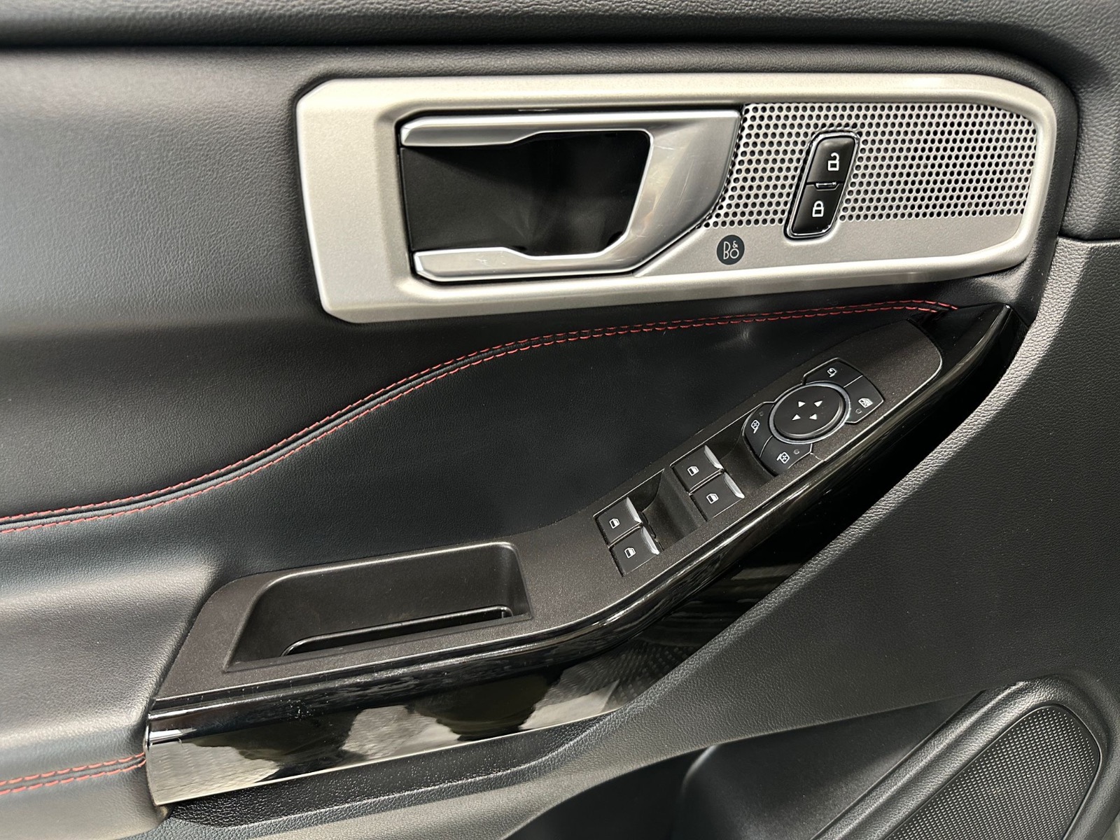 2023 Ford Explorer ST-Line 4WD — photo 11
