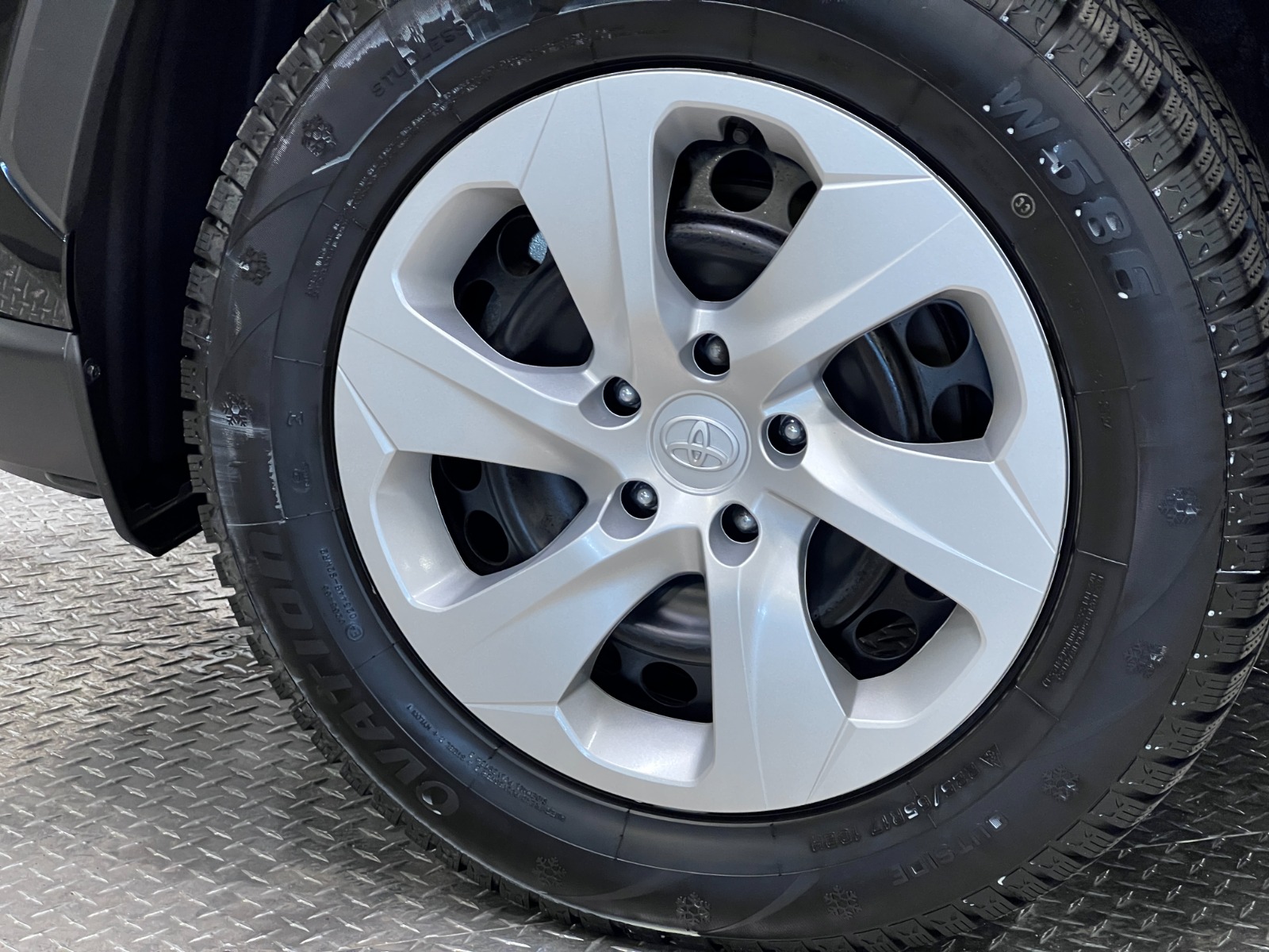 2025 Toyota RAV4 LE AWD — photo 10