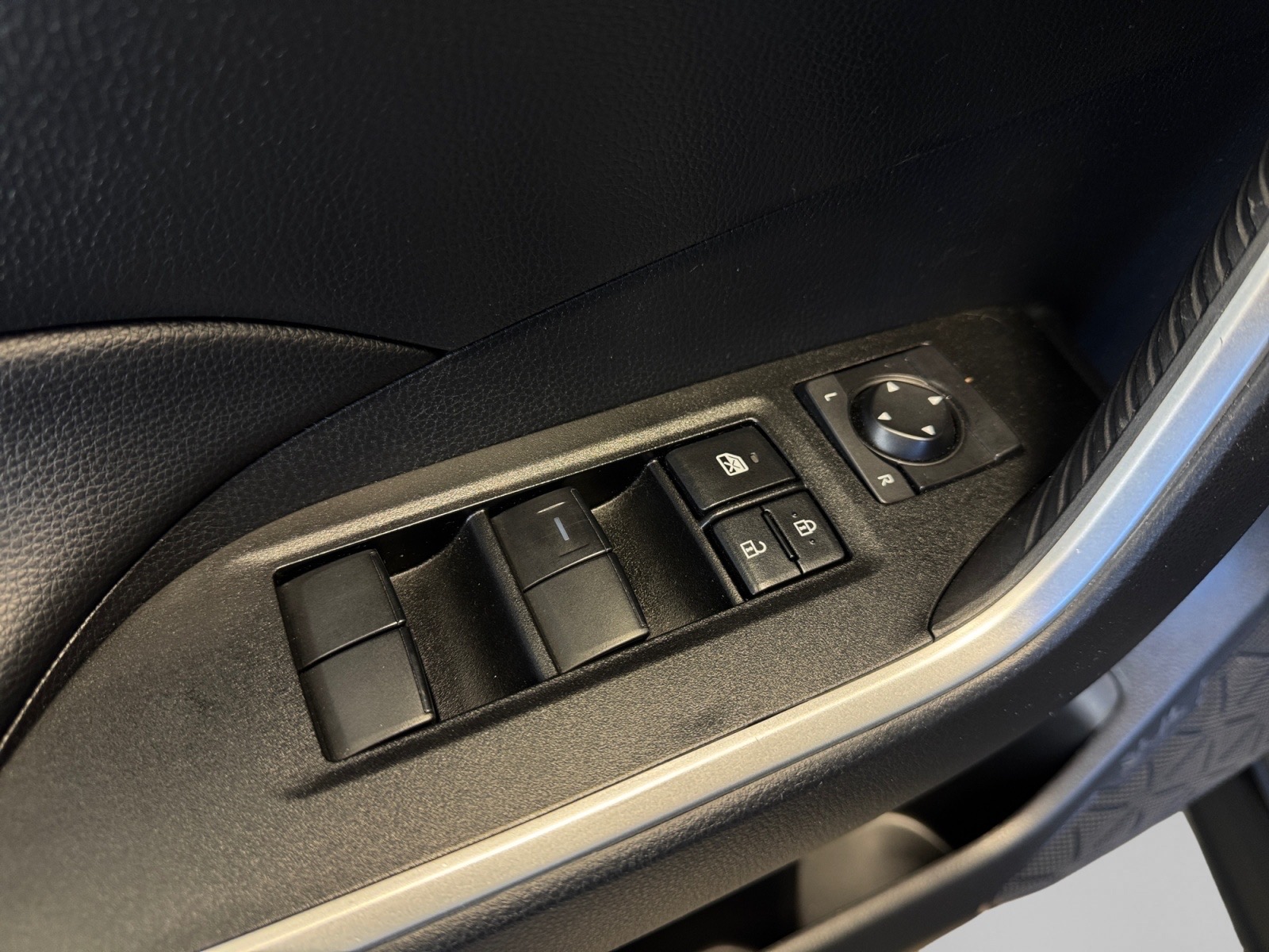 2025 Toyota RAV4 LE AWD — photo 25