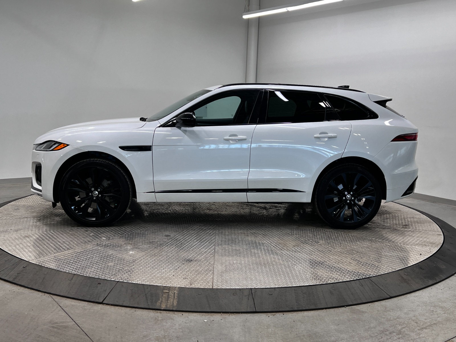 2024 Jaguar F-PACE R-Dynamic S P400 Auto — photo 3