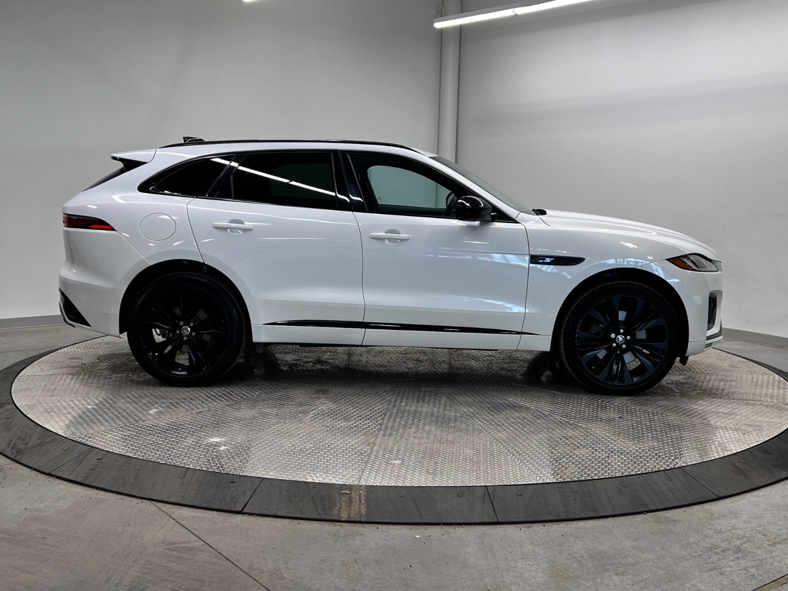 2024 Jaguar F-PACE R-Dynamic S P400 Auto — photo 8