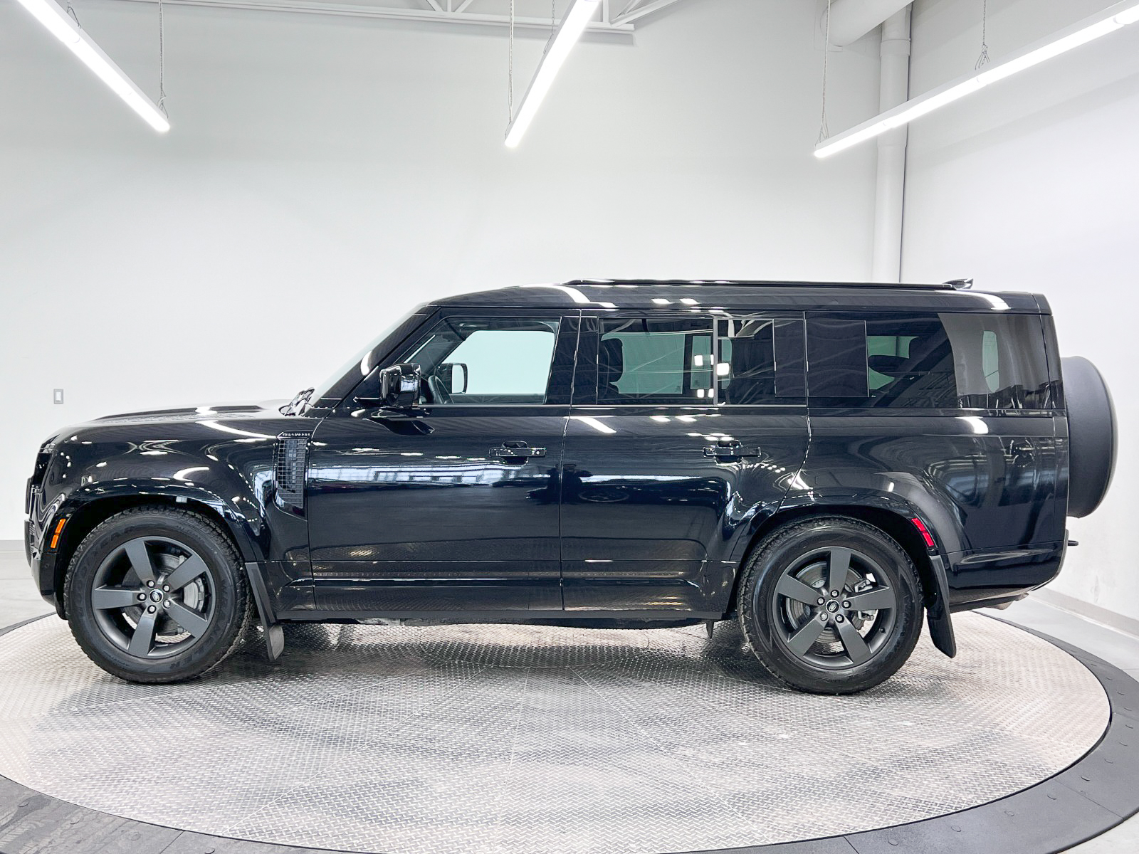 2025 Land Rover Defender 130 P400 X-Dynamic SE — photo 2