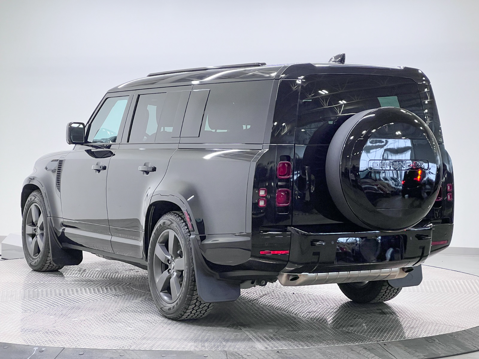 2025 Land Rover Defender 130 P400 X-Dynamic SE — photo 3