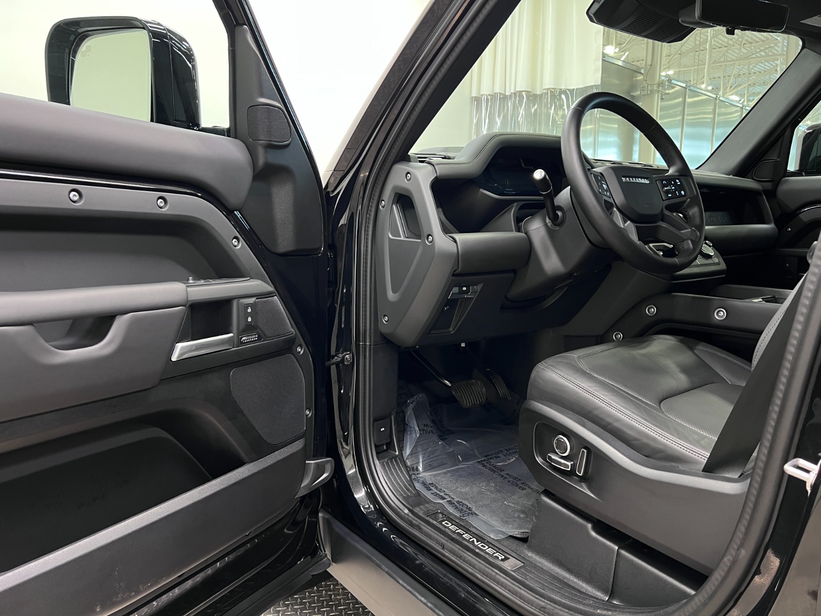 2025 Land Rover Defender 130 P400 X-Dynamic SE — photo 4